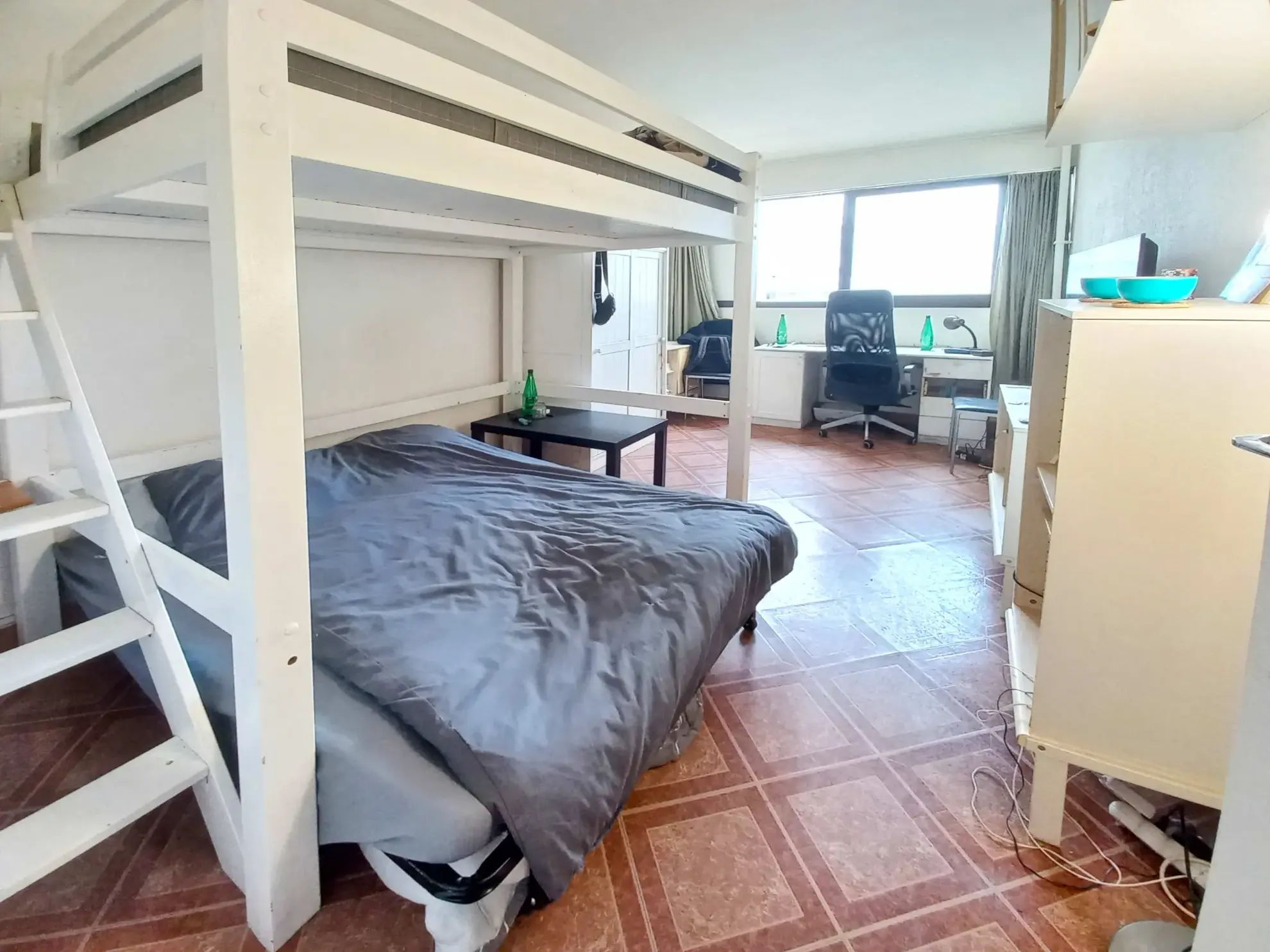 Studio occupé à vendre à Créteil, rendement locatif attractif de 5,71 %, proche du métro et des commodités 