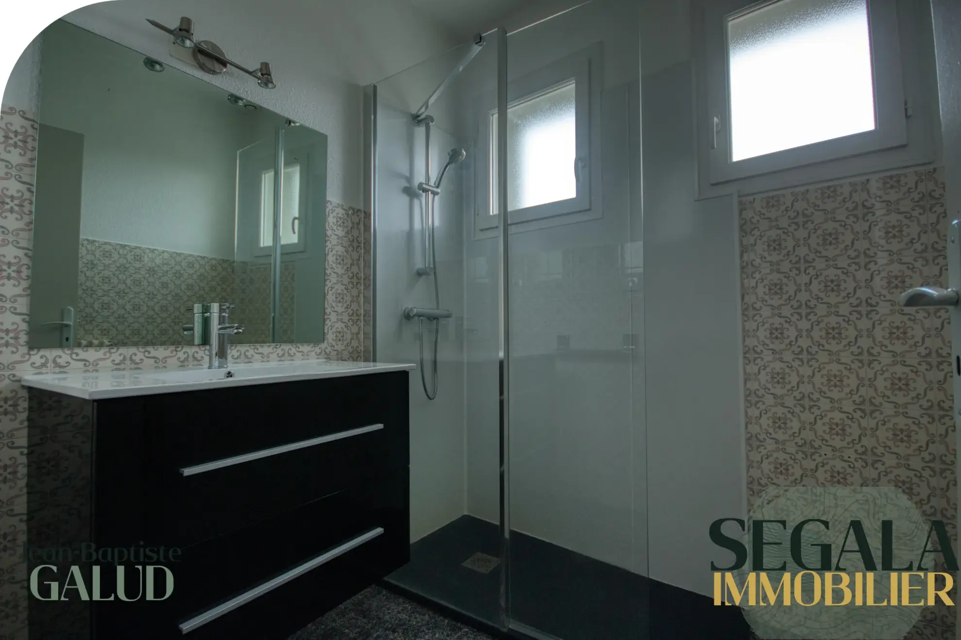 Immeuble avec local commercial et appartement lumineux au centre de Carmaux 