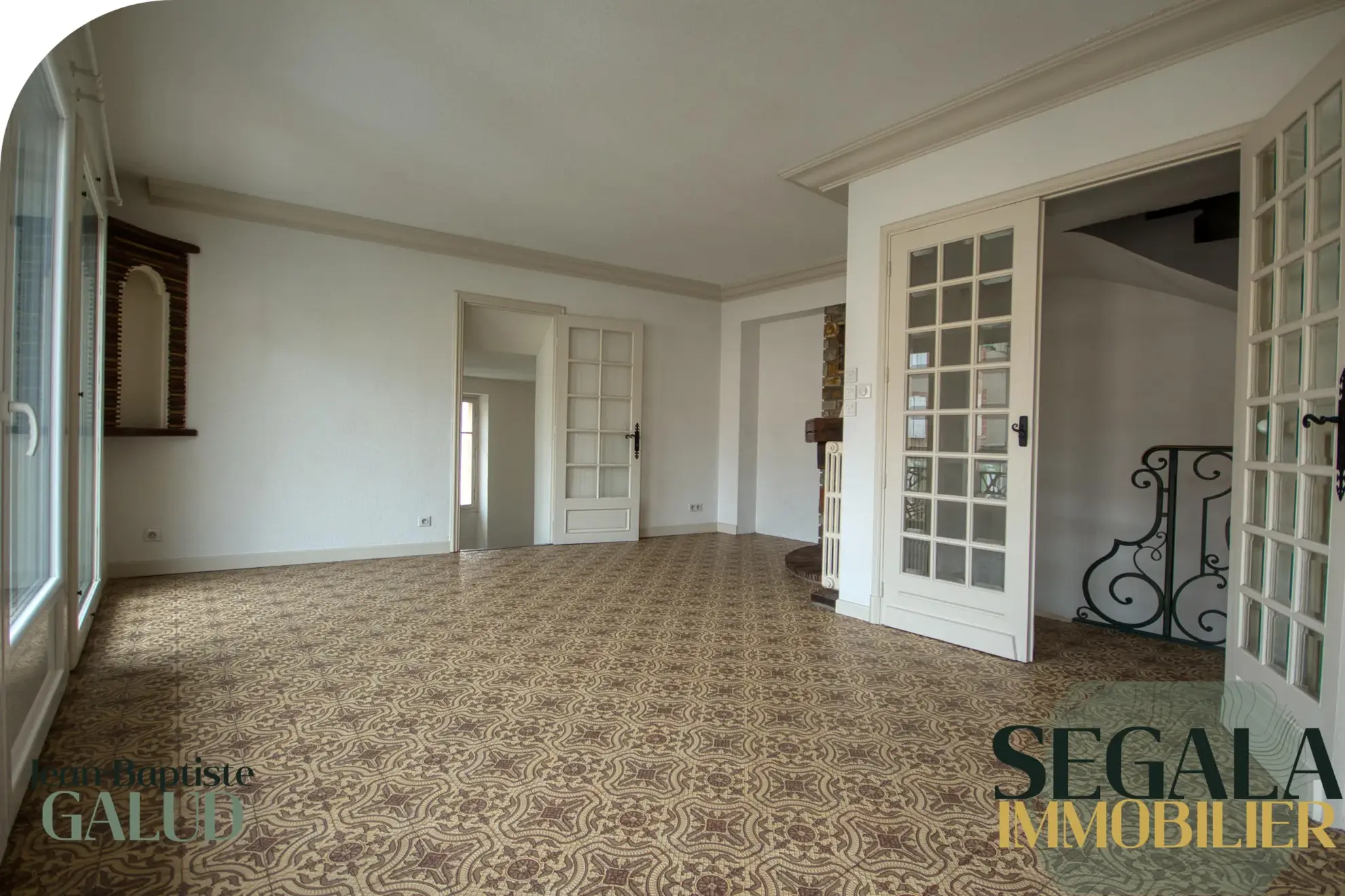 Immeuble avec local commercial et appartement lumineux au centre de Carmaux