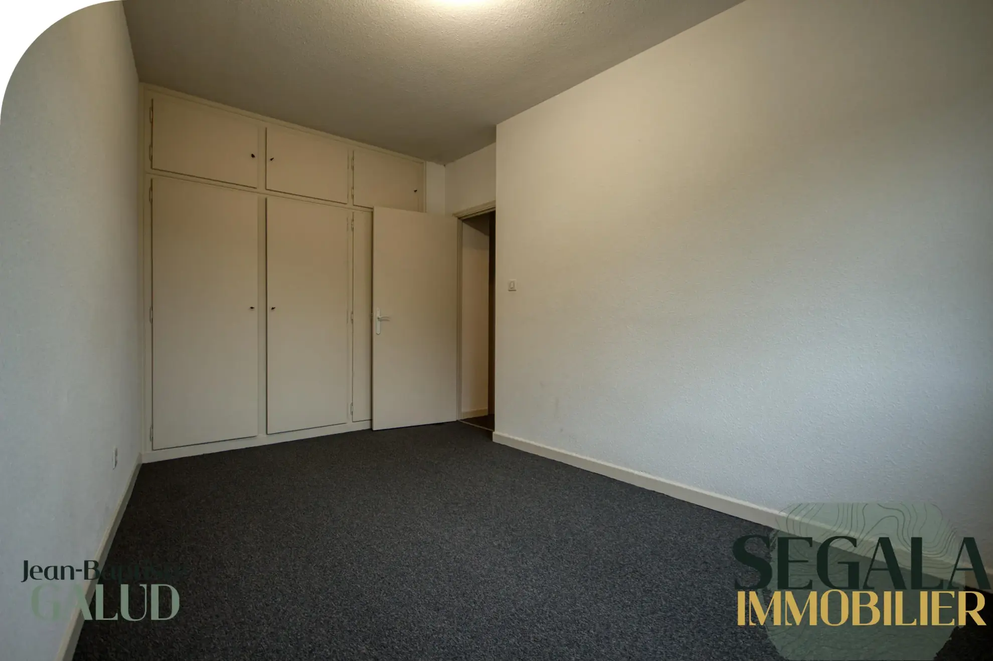 Immeuble avec local commercial et appartement lumineux au centre de Carmaux 