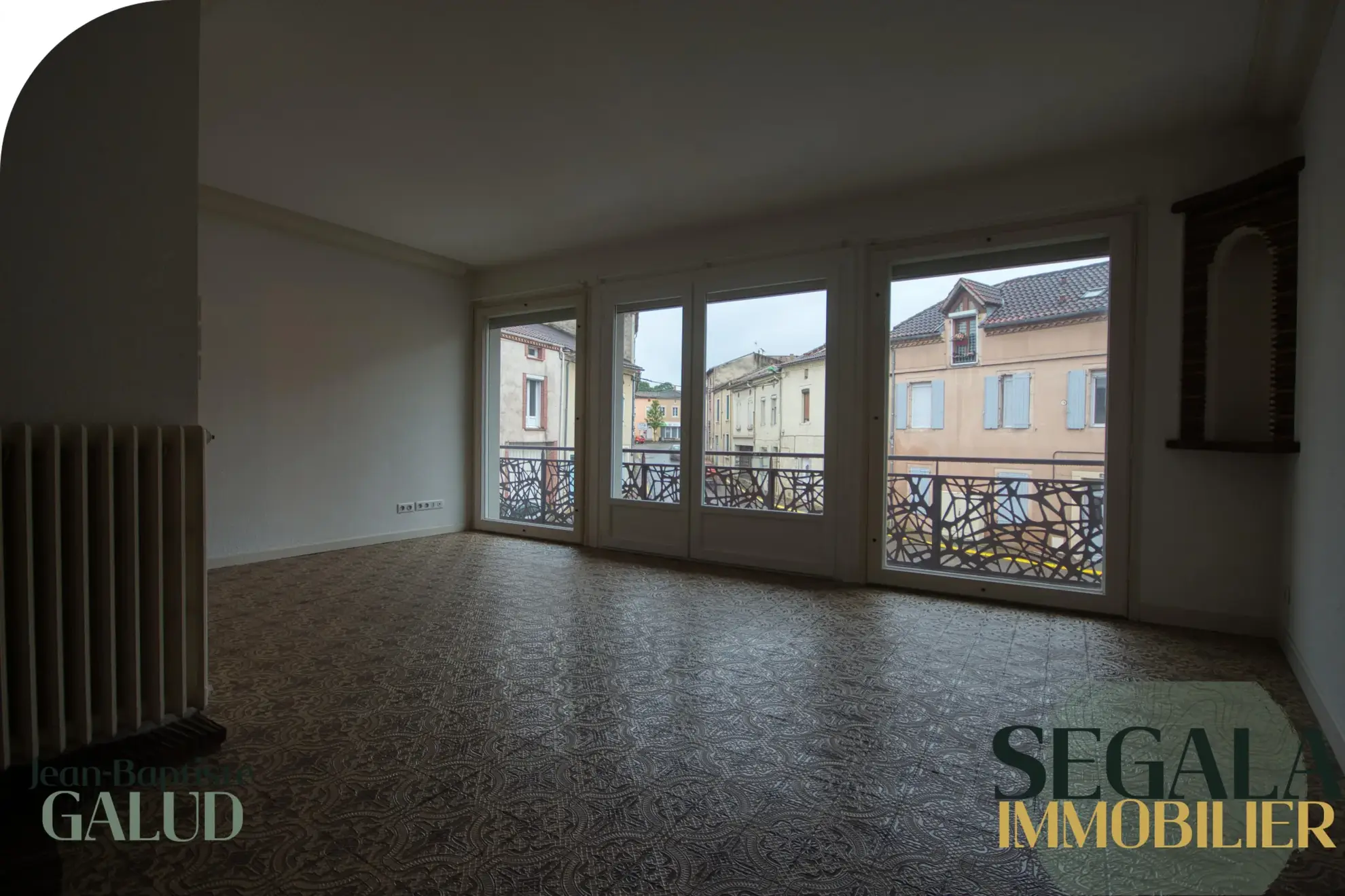 Immeuble avec local commercial et appartement lumineux au centre de Carmaux 