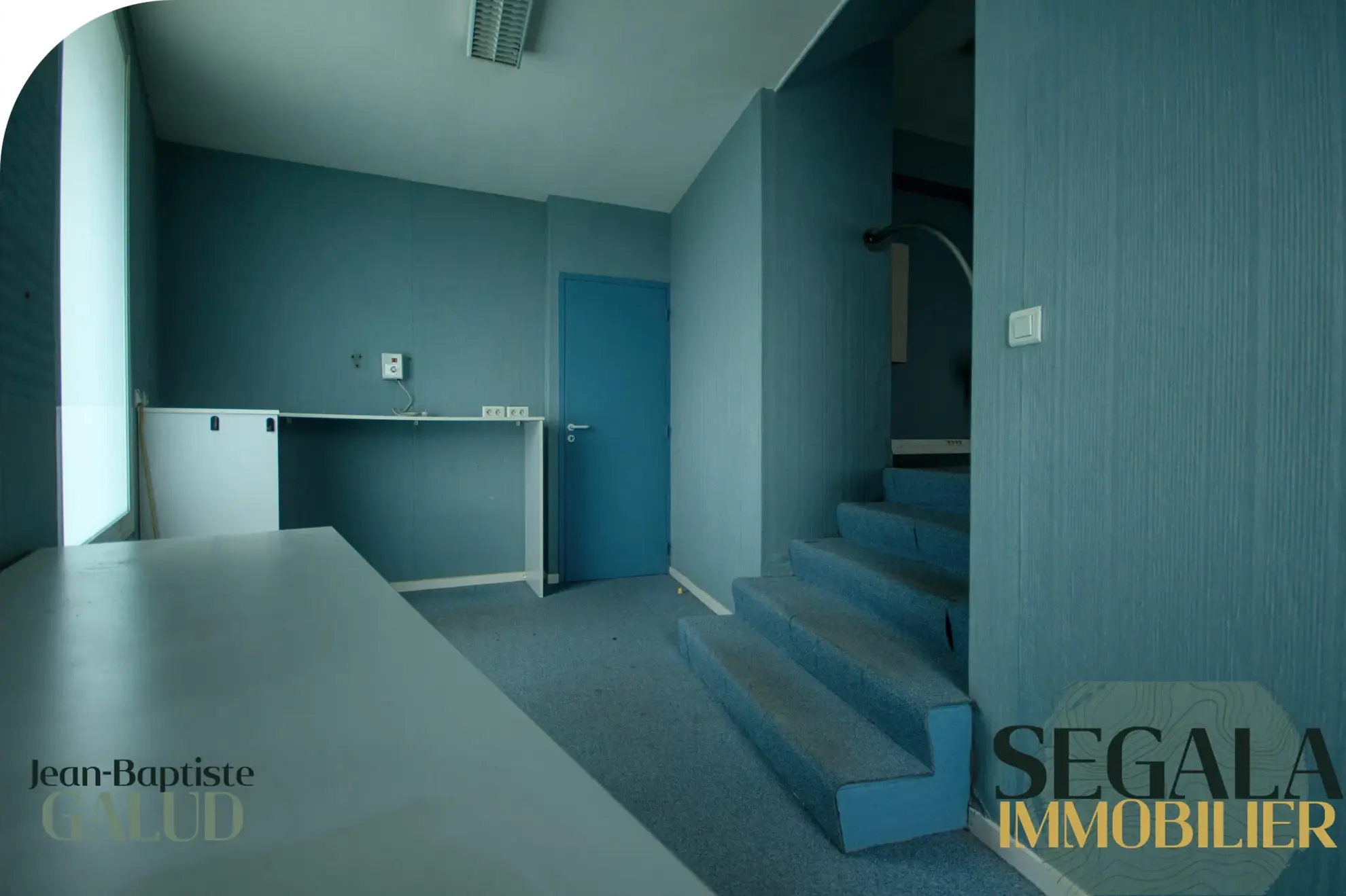 Immeuble avec local commercial et appartement lumineux au centre de Carmaux 