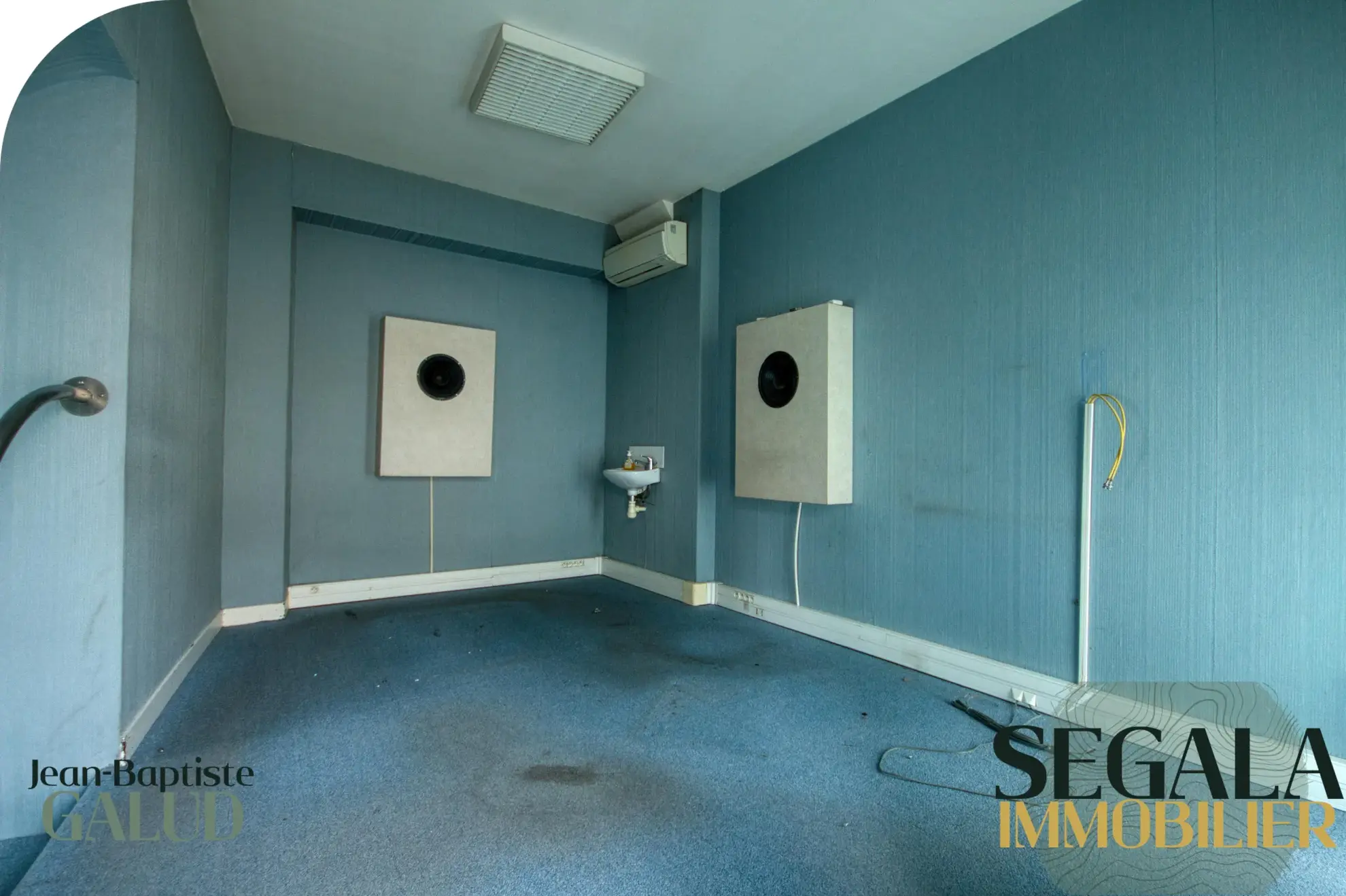 Immeuble avec local commercial et appartement lumineux au centre de Carmaux 