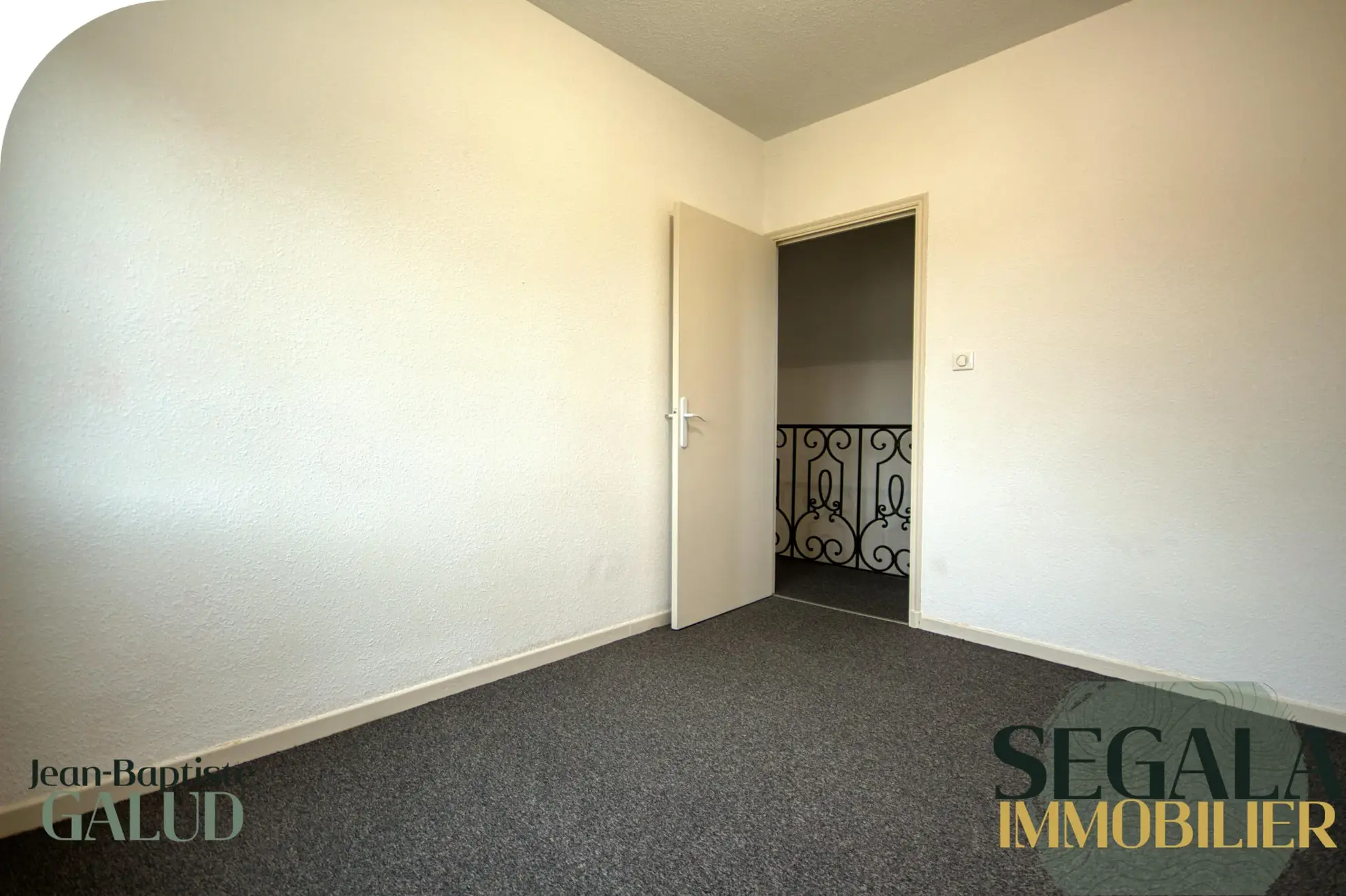 Immeuble avec local commercial et appartement lumineux au centre de Carmaux 