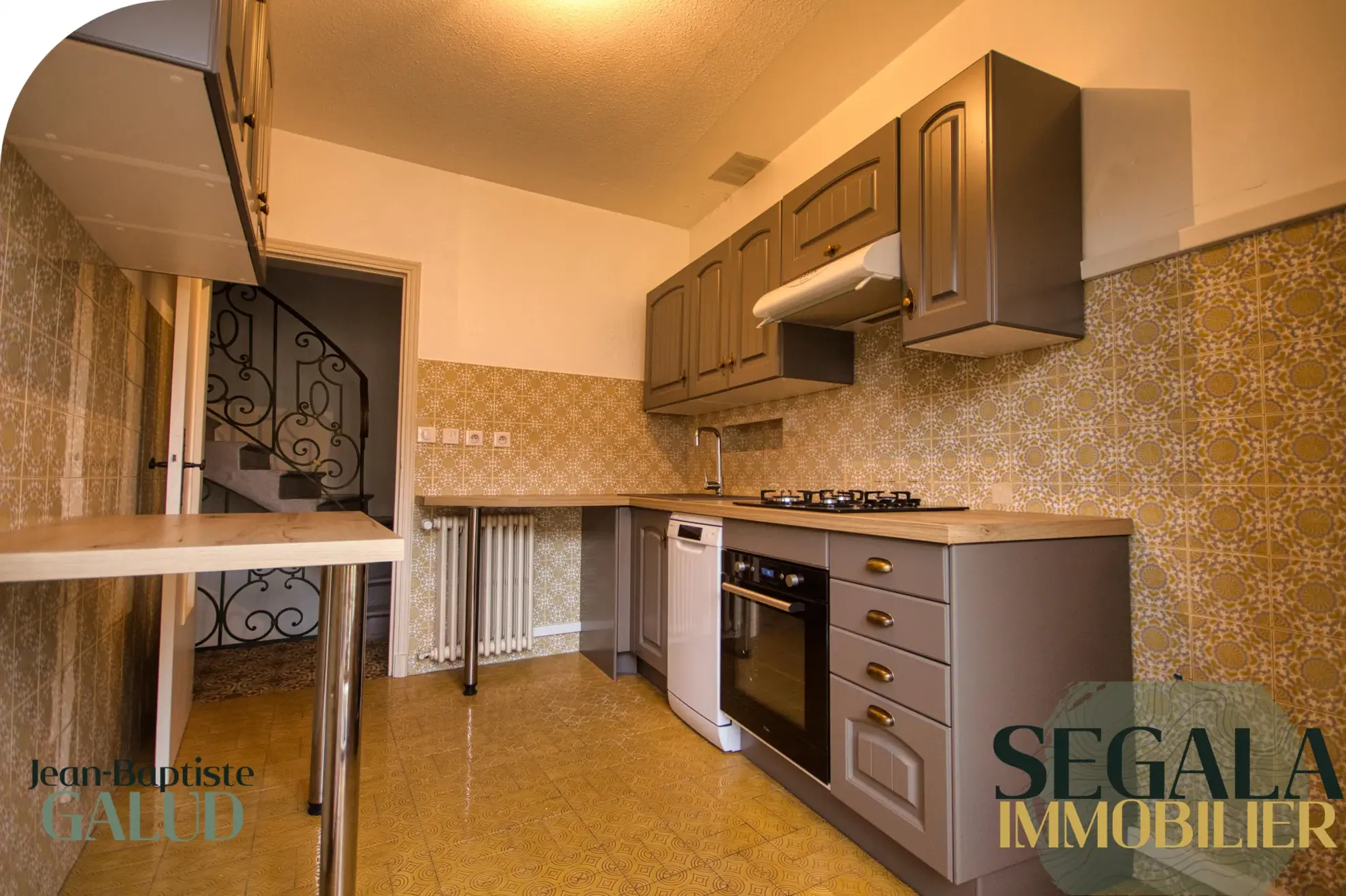 Immeuble avec local commercial et appartement lumineux au centre de Carmaux 