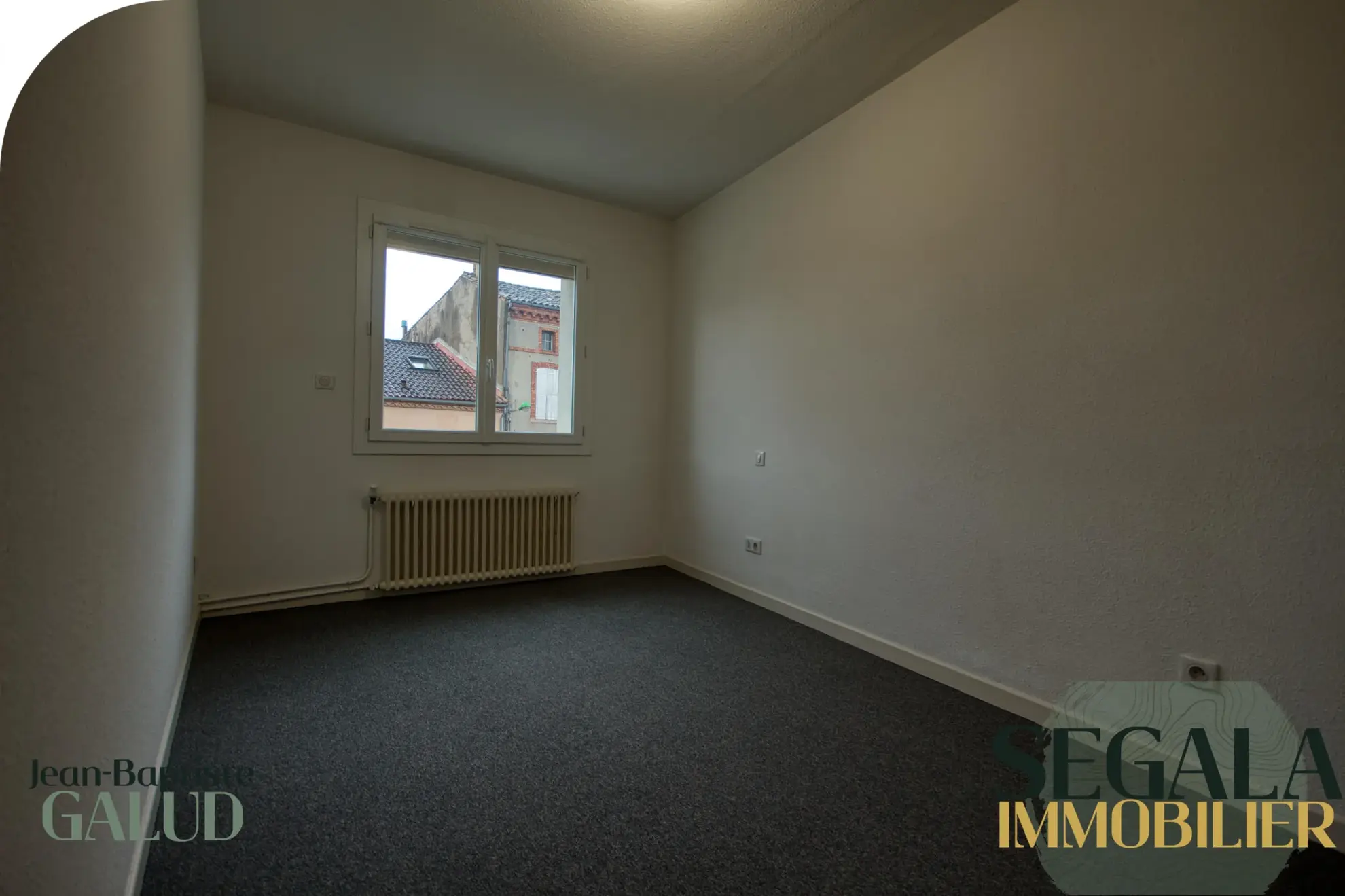 Immeuble avec local commercial et appartement lumineux au centre de Carmaux 