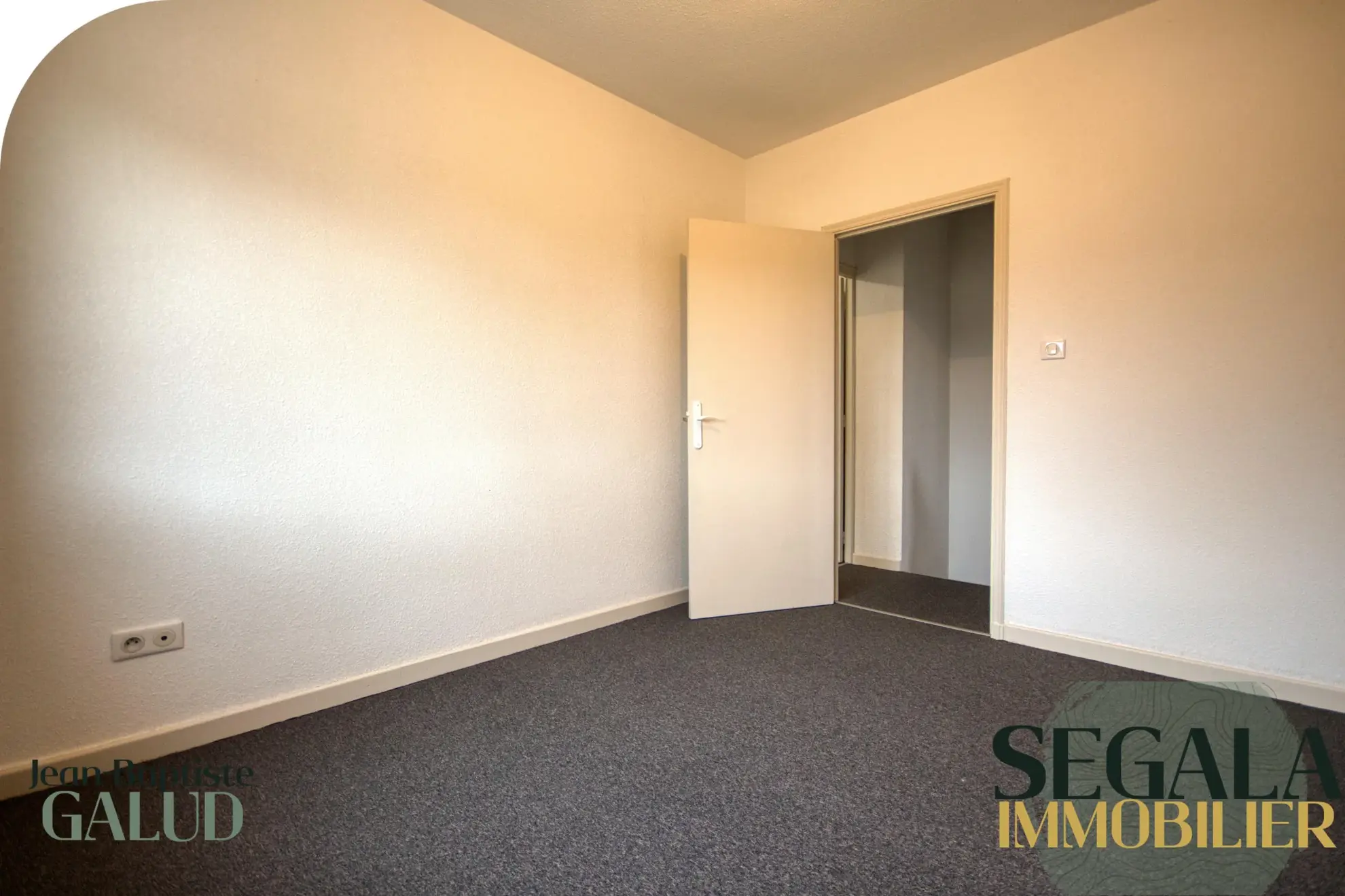 Immeuble avec local commercial et appartement lumineux au centre de Carmaux 