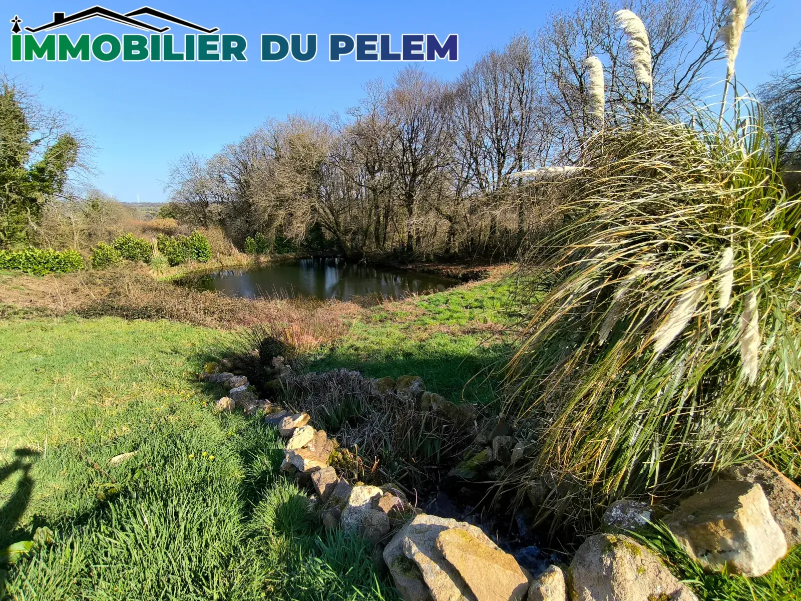 Longère bretonne isolée avec étangs et salle de cinéma à Plougonver 