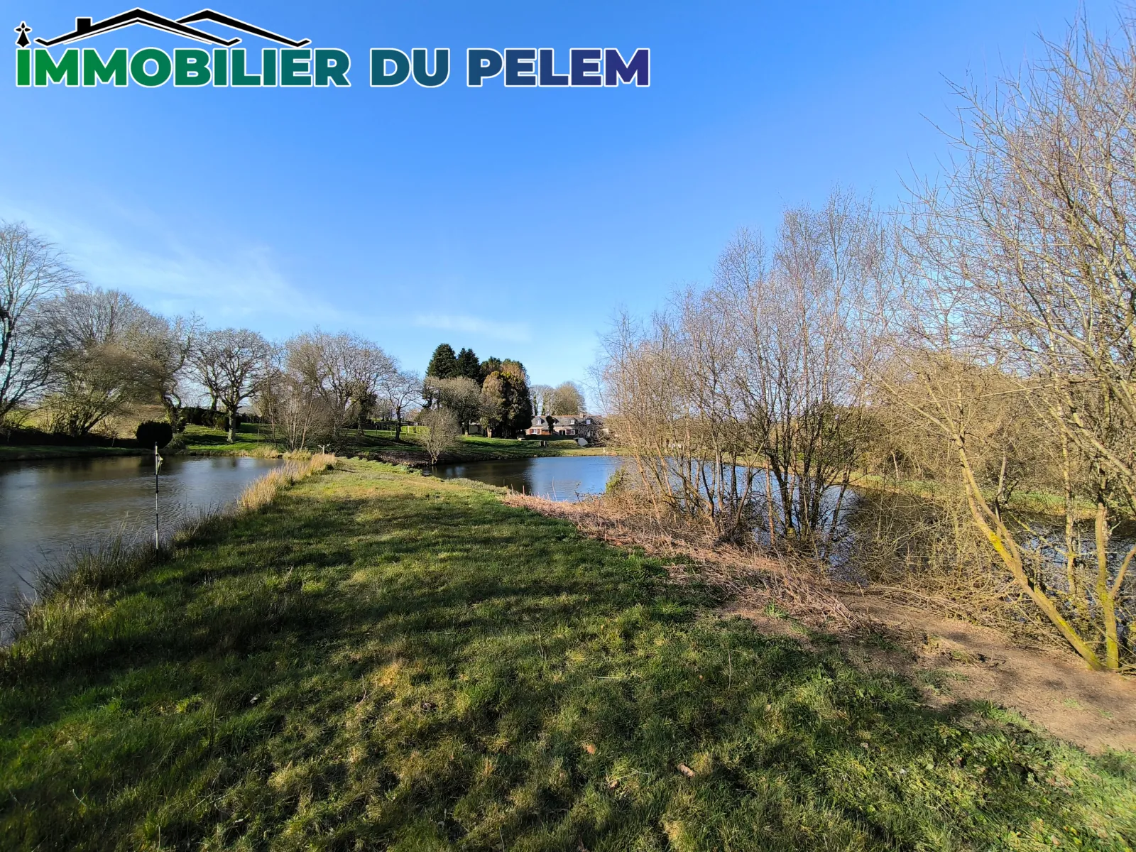 Longère bretonne isolée avec étangs et salle de cinéma à Plougonver 