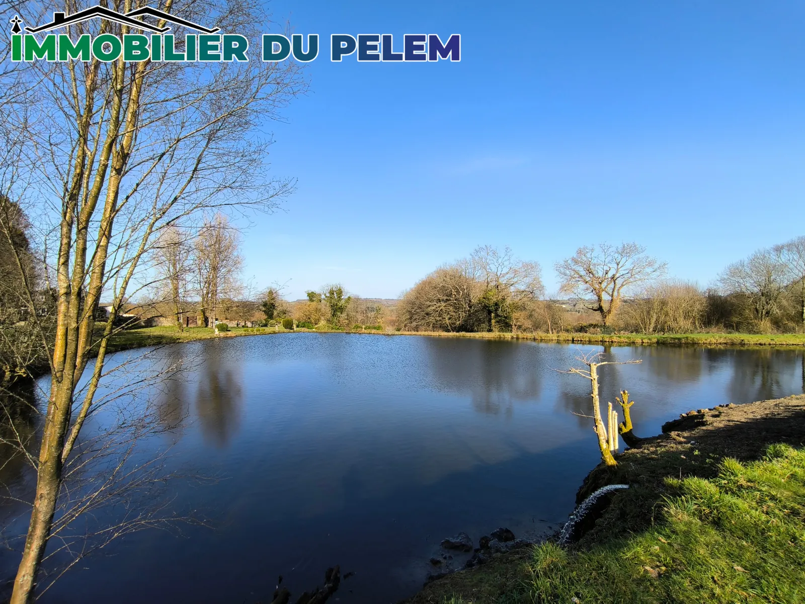 Longère bretonne isolée avec étangs et salle de cinéma à Plougonver 
