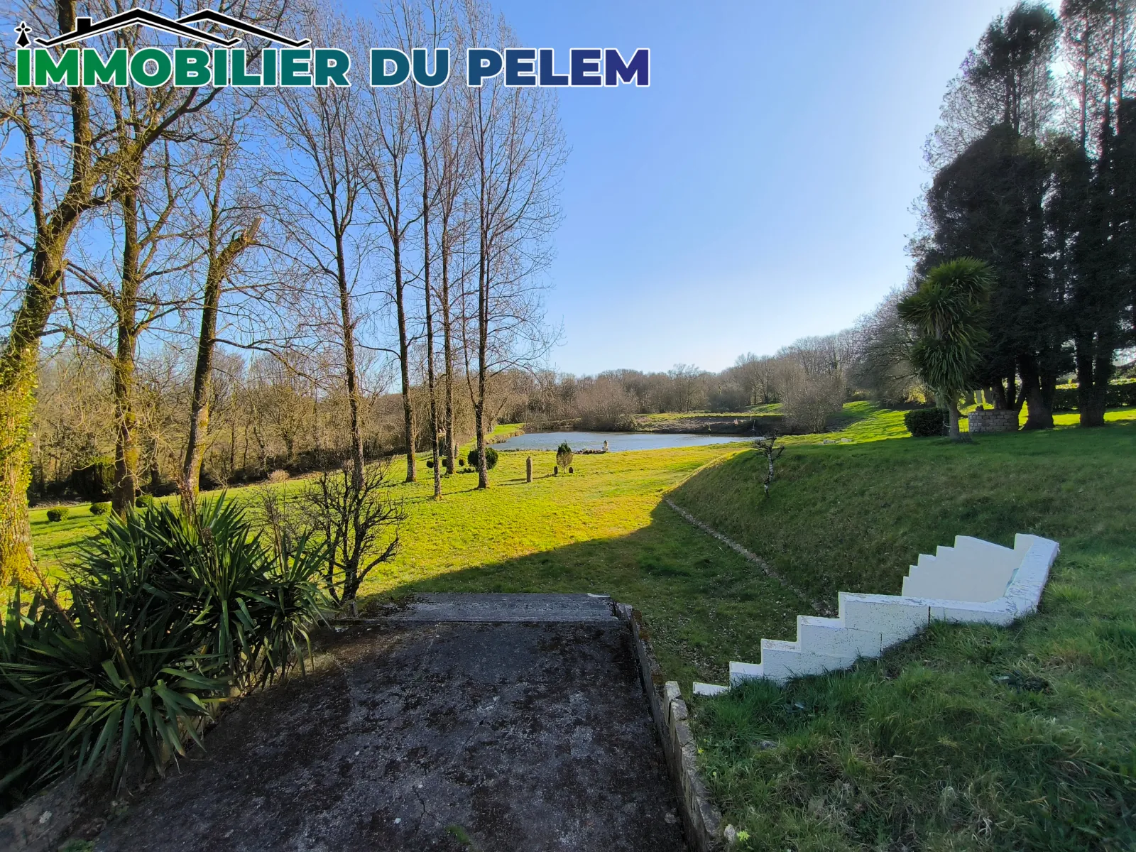 Longère bretonne isolée avec étangs et salle de cinéma à Plougonver 