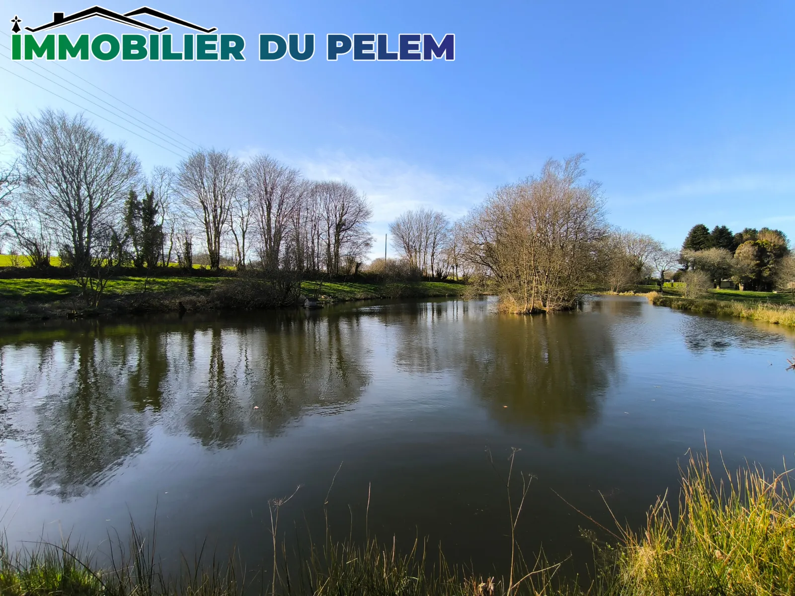 Longère bretonne isolée avec étangs et salle de cinéma à Plougonver 
