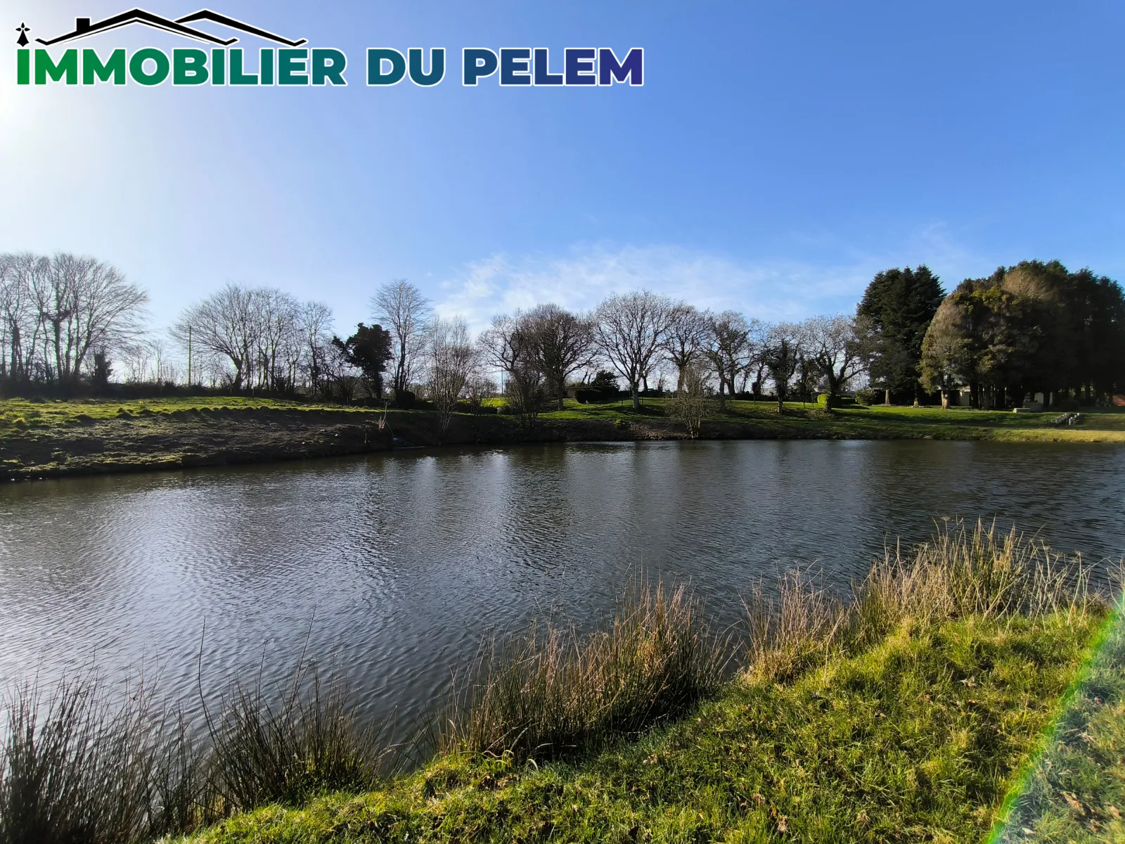 Longère bretonne isolée avec étangs et salle de cinéma à Plougonver 