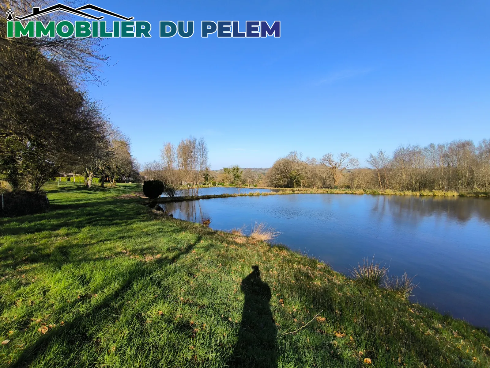 Longère bretonne isolée avec étangs et salle de cinéma à Plougonver 
