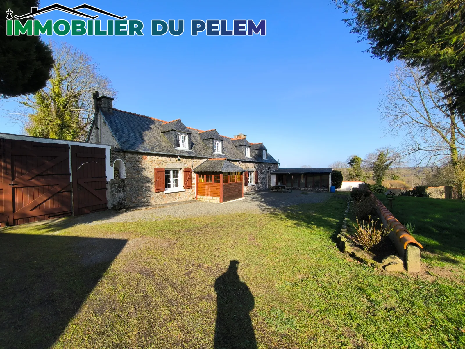 Longère bretonne isolée avec étangs et salle de cinéma à Plougonver 