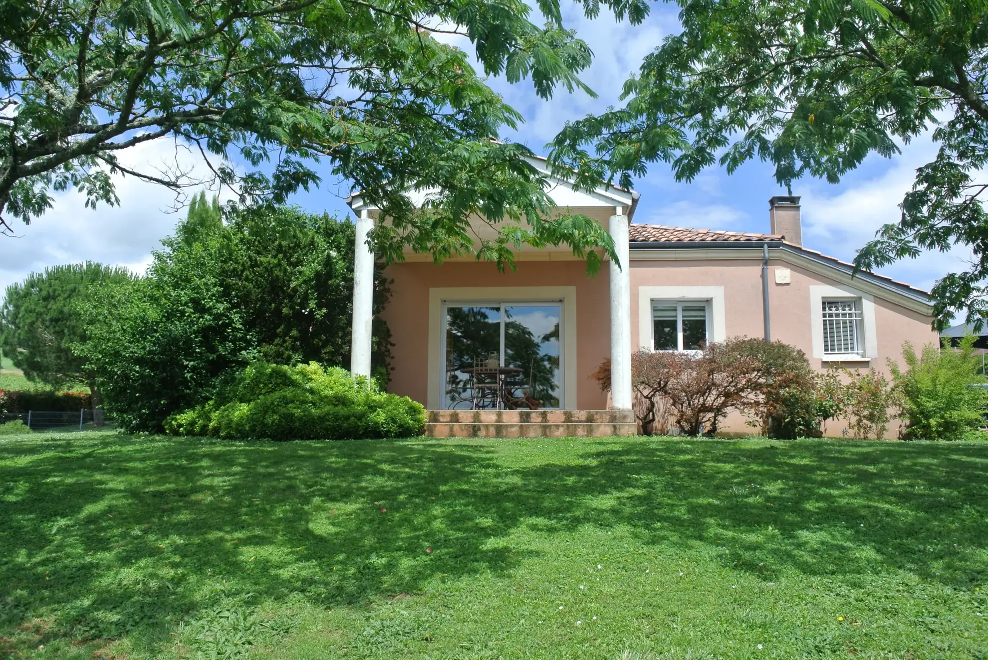 Maison moderne à vendre à Marmande avec grand terrain et garage indépendant 