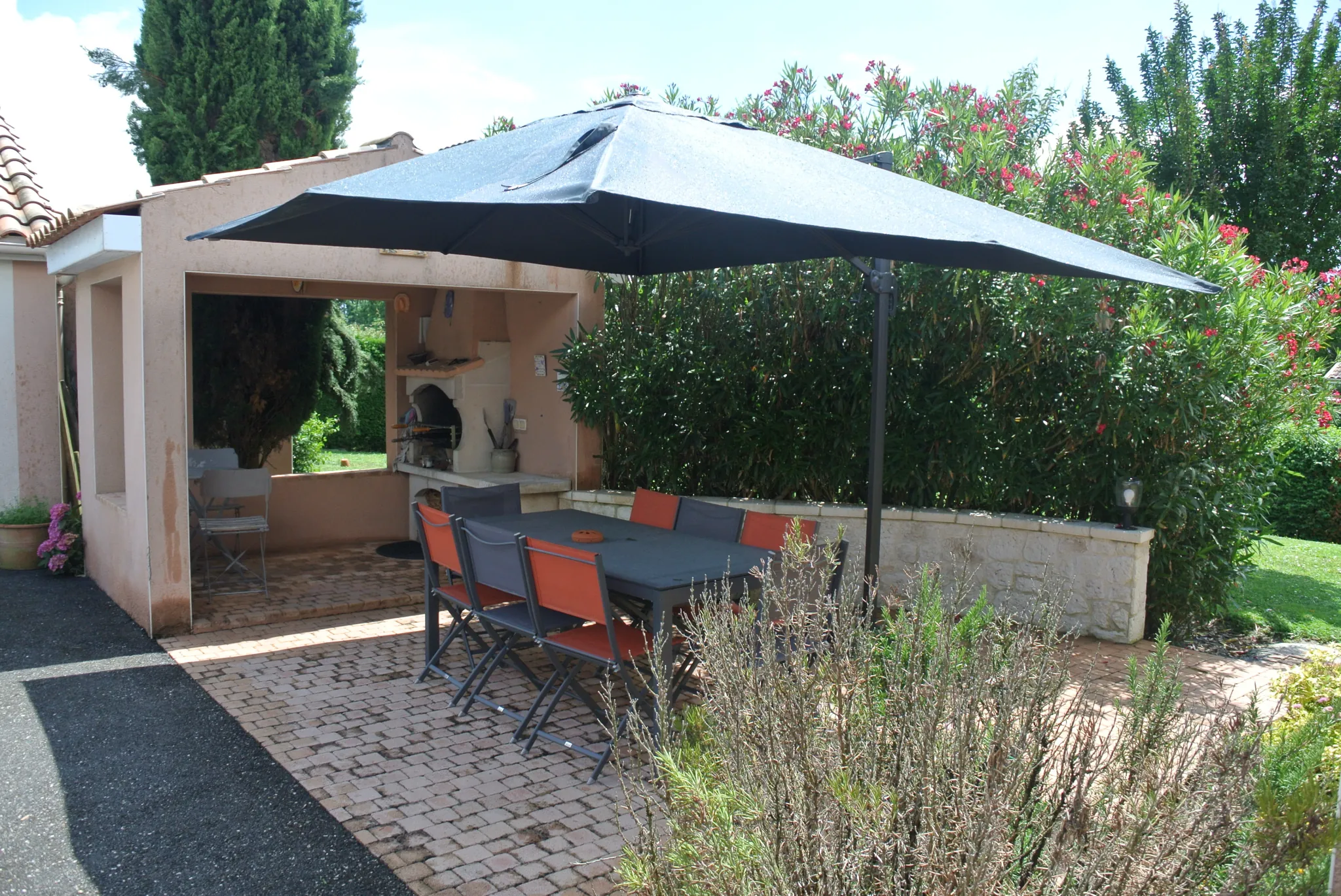 Maison moderne à vendre à Marmande avec grand terrain et garage indépendant 