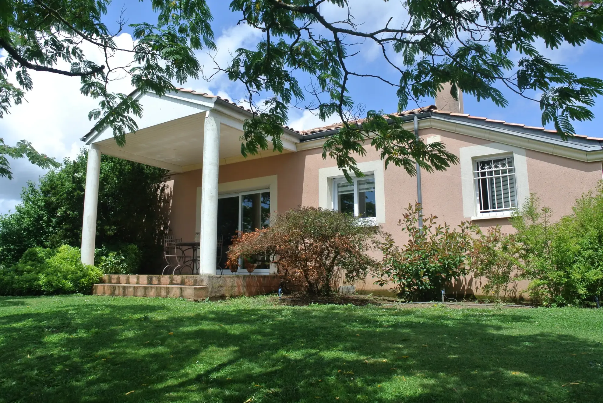 Maison moderne à vendre à Marmande avec grand terrain et garage indépendant 