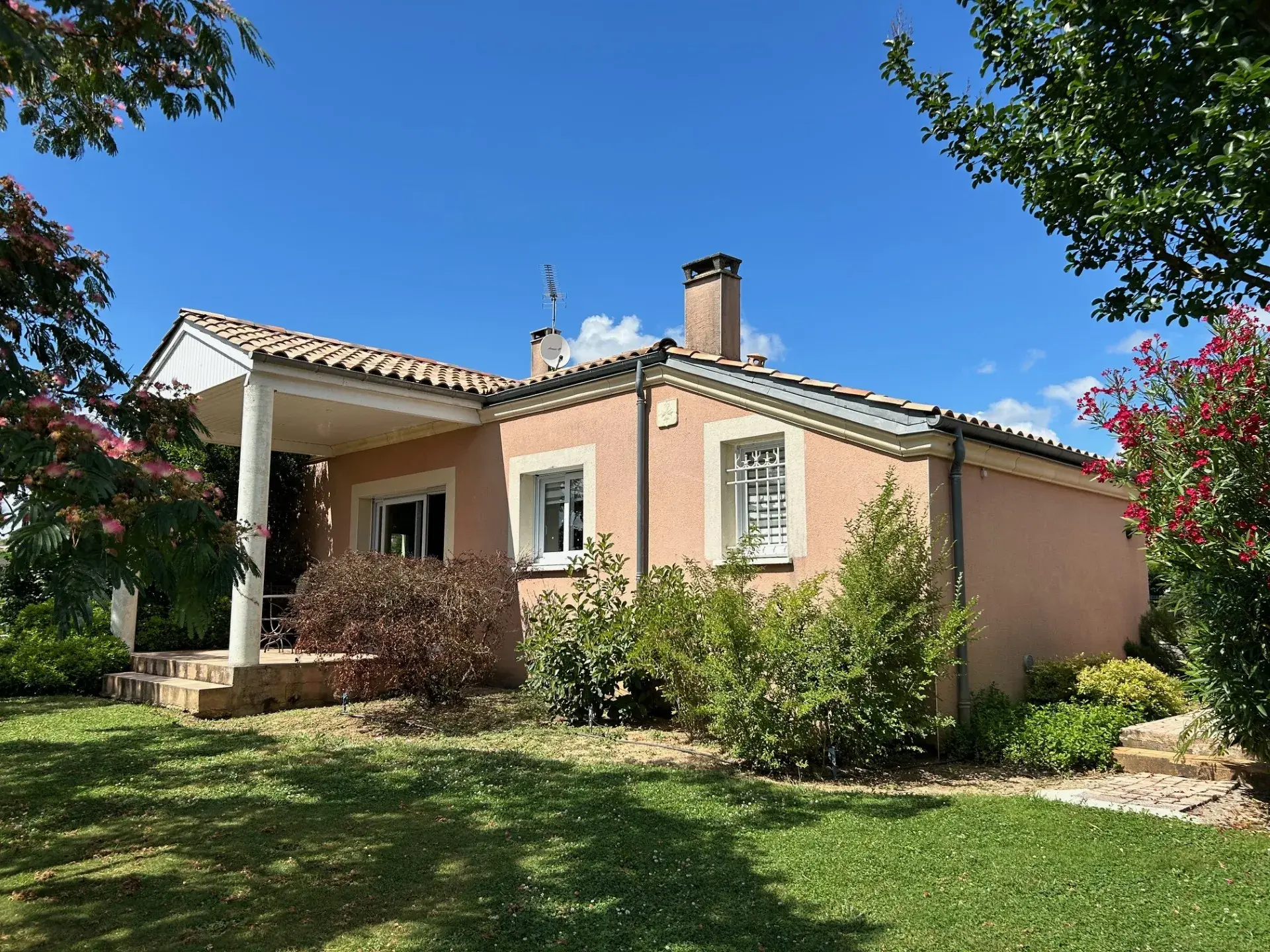 Maison moderne à vendre à Marmande avec grand terrain et garage indépendant 
