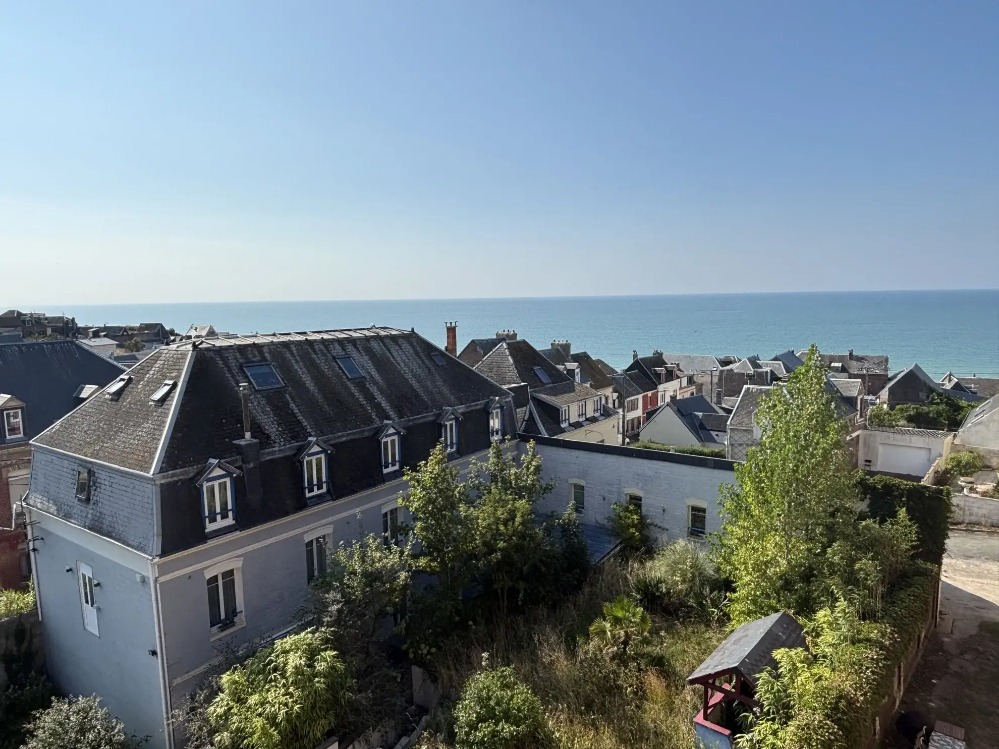 Maison lumineuse à vendre à Ault avec vue sur la mer, proche du bord de mer 