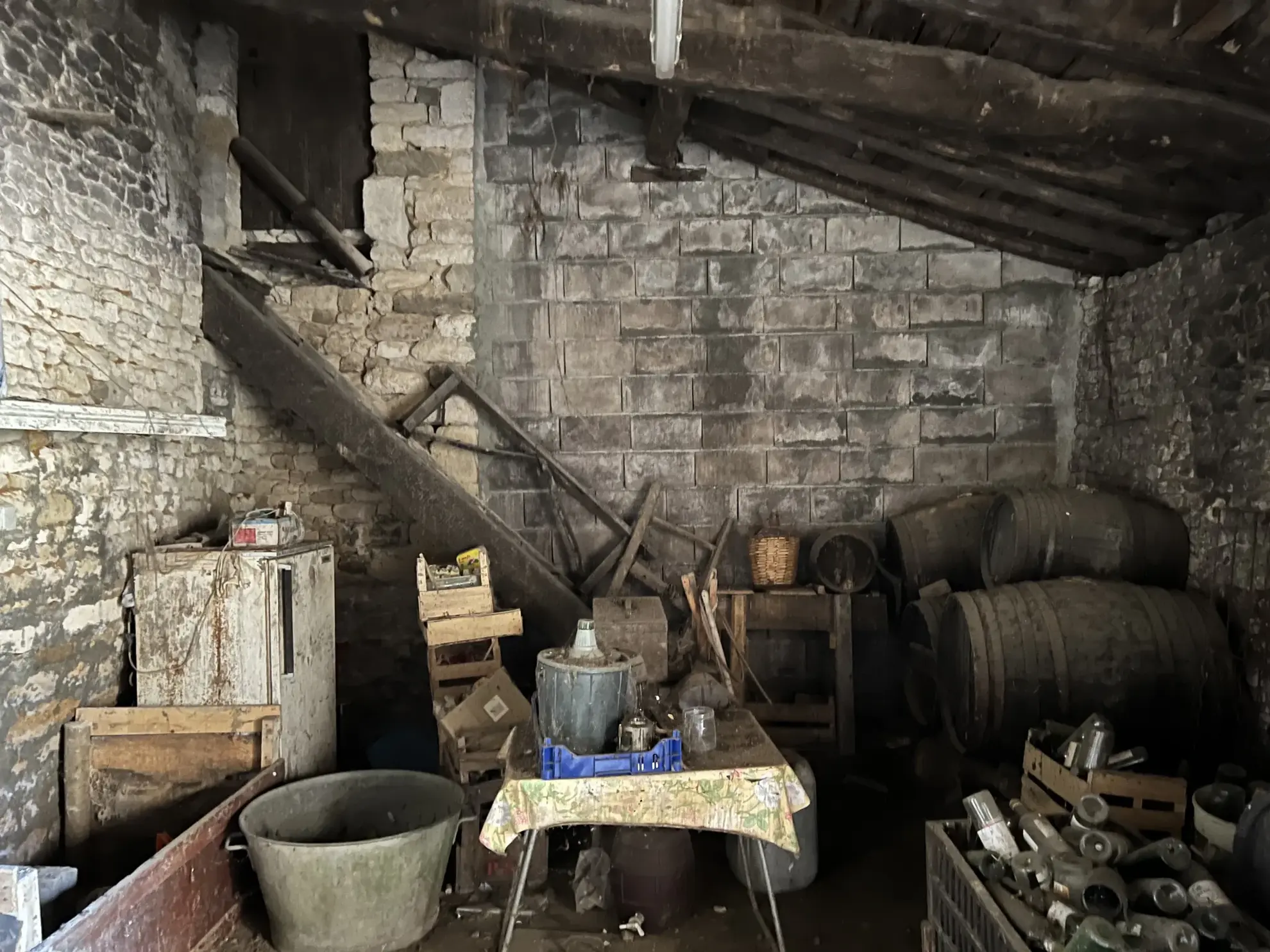 Maison à rénover avec terrain et grange à Saint Jean d’Hermine 