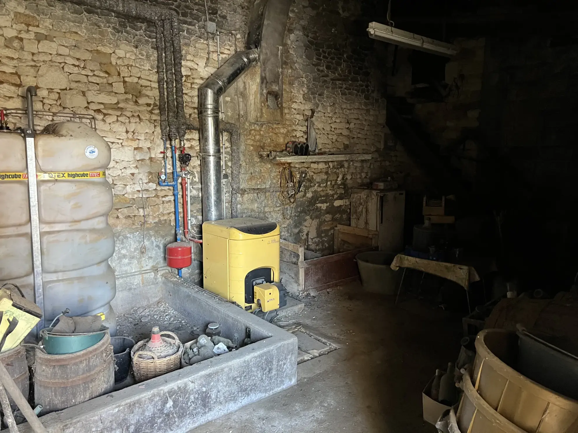 Maison à rénover avec terrain et grange à Saint Jean d’Hermine 