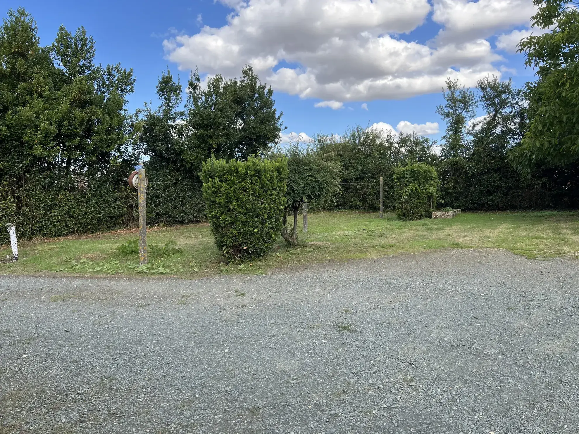 Maison à rénover avec terrain et grange à Saint Jean d’Hermine 