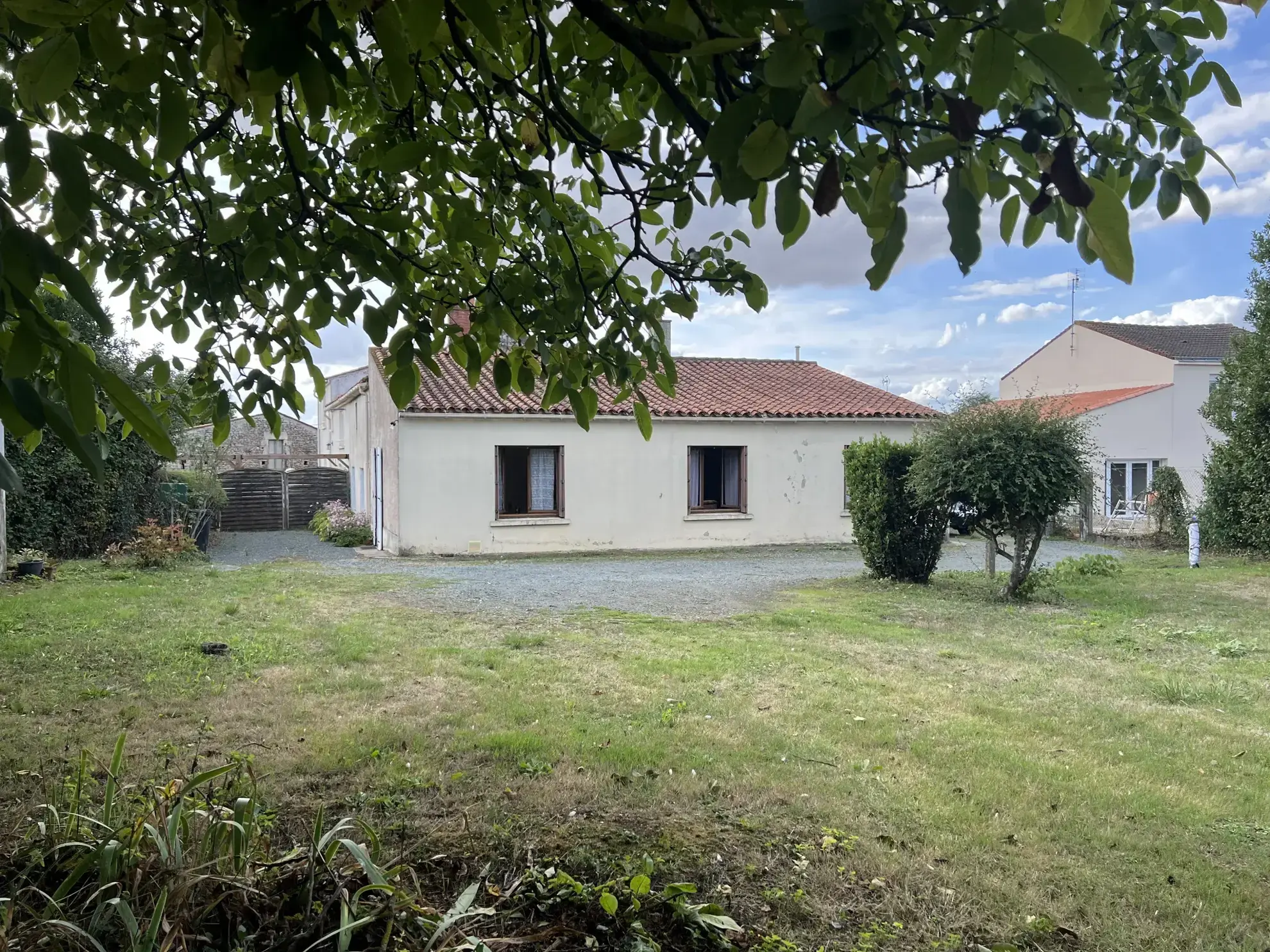 Maison à rénover avec terrain et grange à Saint Jean d’Hermine 