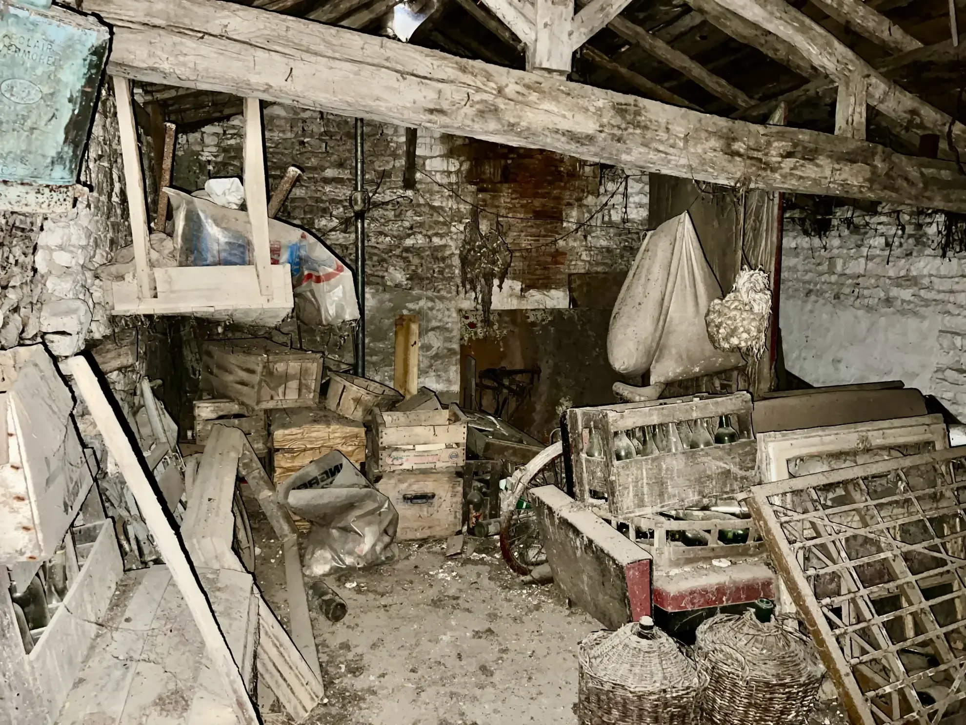 Maison à rénover avec terrain et grange à Saint Jean d’Hermine 