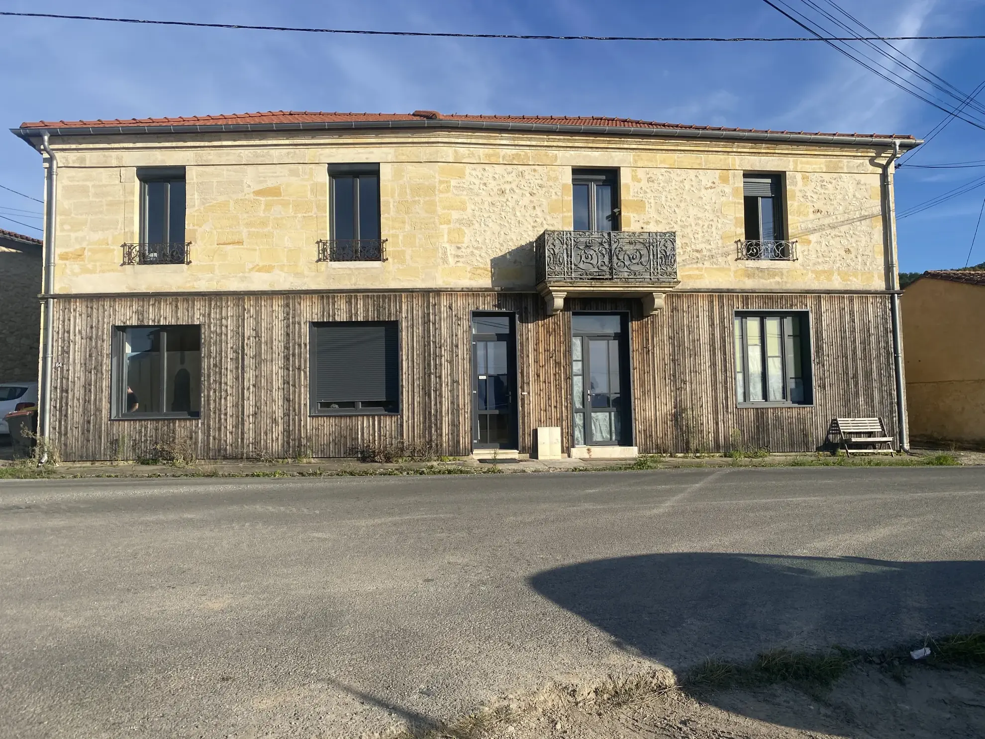 Appartement rénové à vendre à Cadillac, proche de Bordeaux, investissement locatif avec jardin et stationnement 