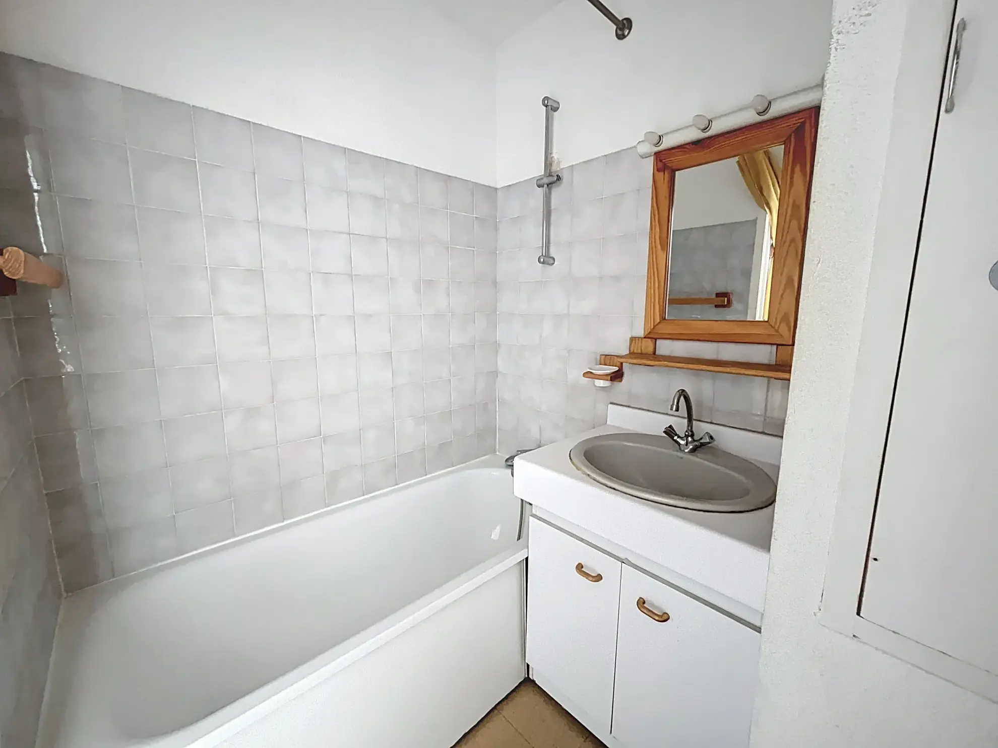 Studio à vendre à Grenoble - 19m2, balcon, proximité commodités 