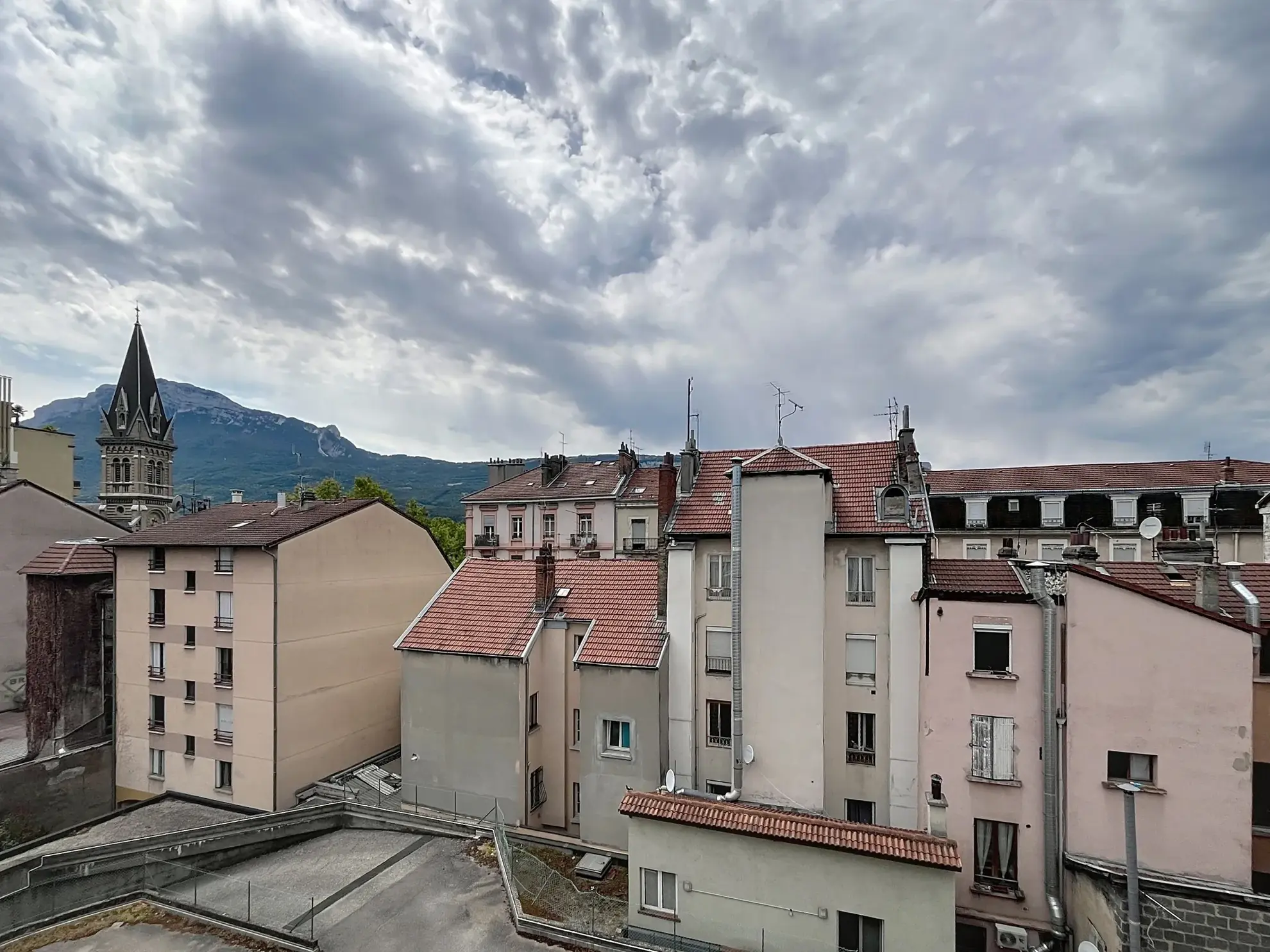 Studio à vendre à Grenoble - 19m2, balcon, proximité commodités 