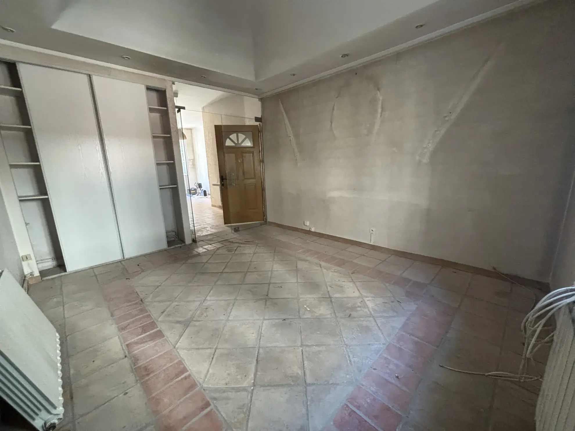 Appartement à Toulon Ouest avec jardin, potentiel de rénovation, proche St Roch 