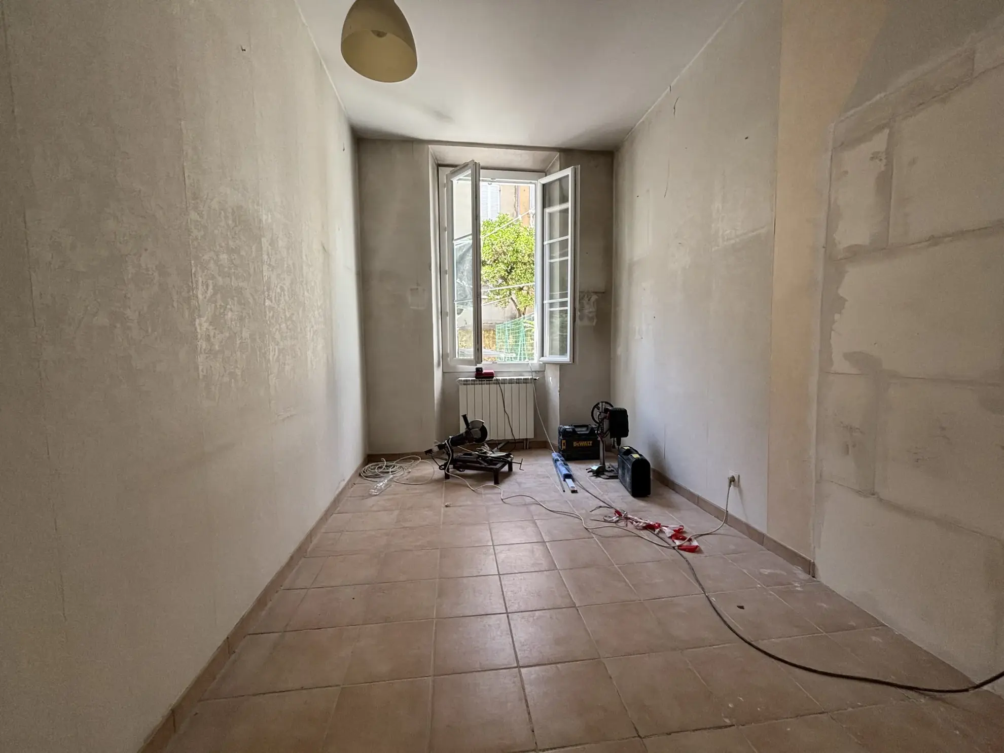 Appartement à Toulon Ouest avec jardin, potentiel de rénovation, proche St Roch 