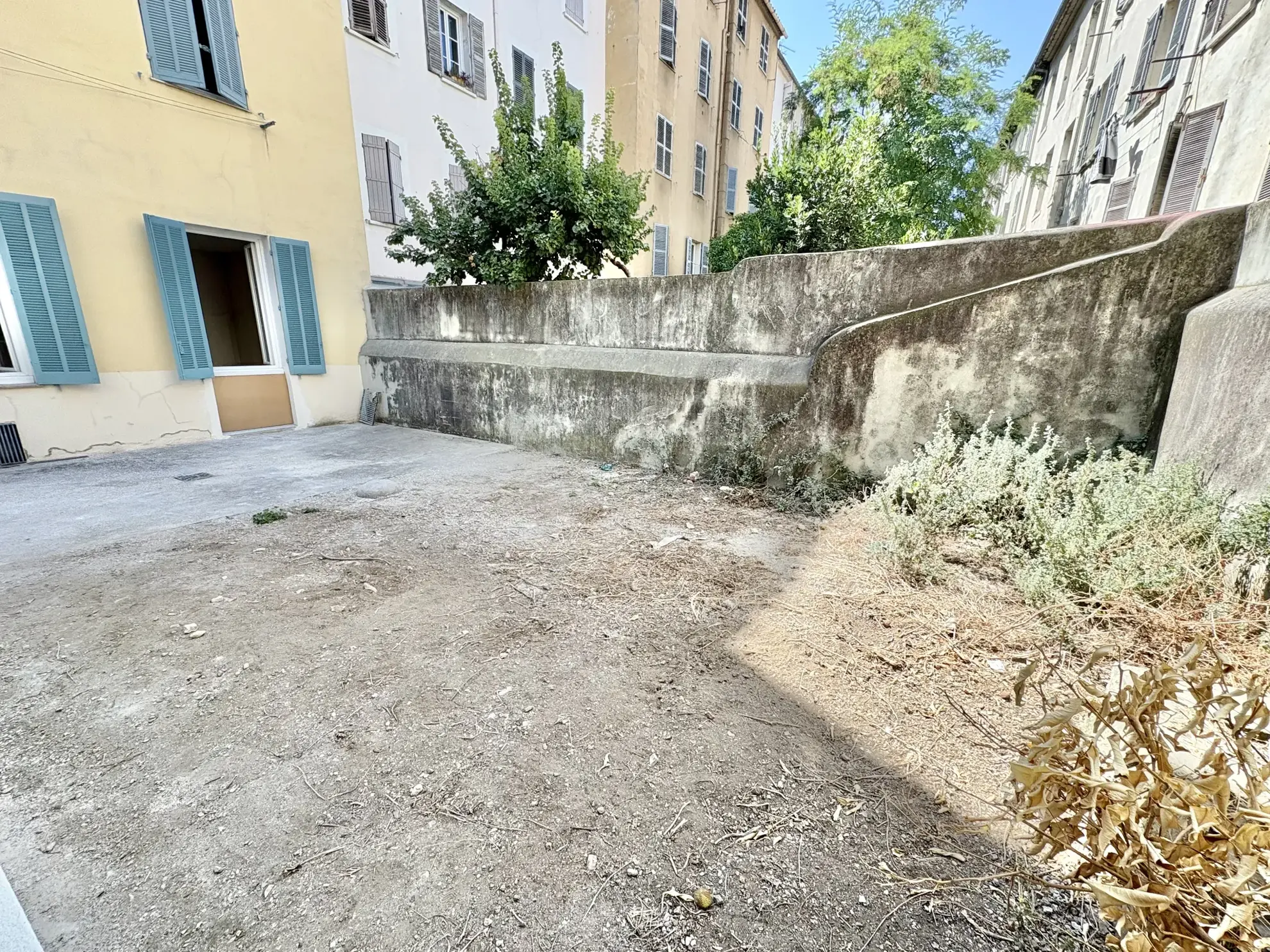 Appartement à Toulon Ouest avec jardin, potentiel de rénovation, proche St Roch 