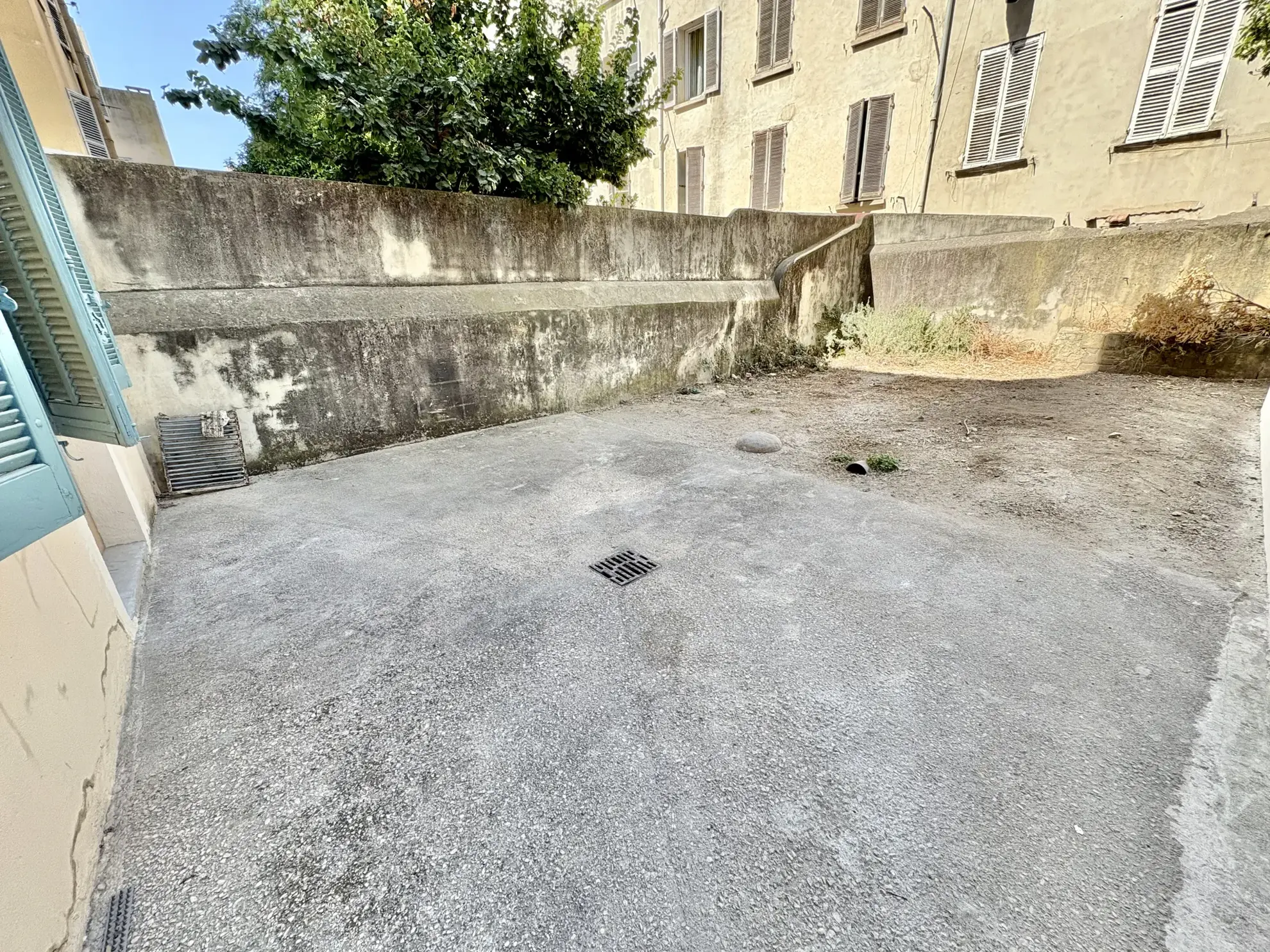 Appartement à Toulon Ouest avec jardin, potentiel de rénovation, proche St Roch 
