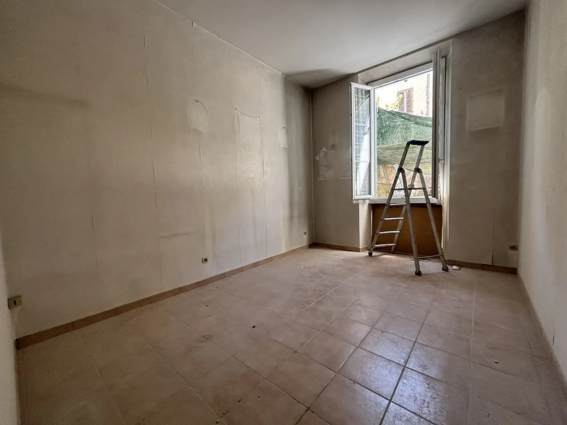 Appartement à Toulon Ouest avec jardin, potentiel de rénovation, proche St Roch 