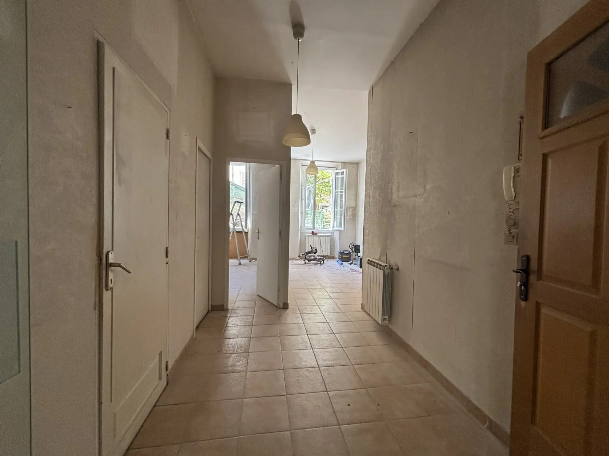 Appartement à Toulon Ouest avec jardin, potentiel de rénovation, proche St Roch 