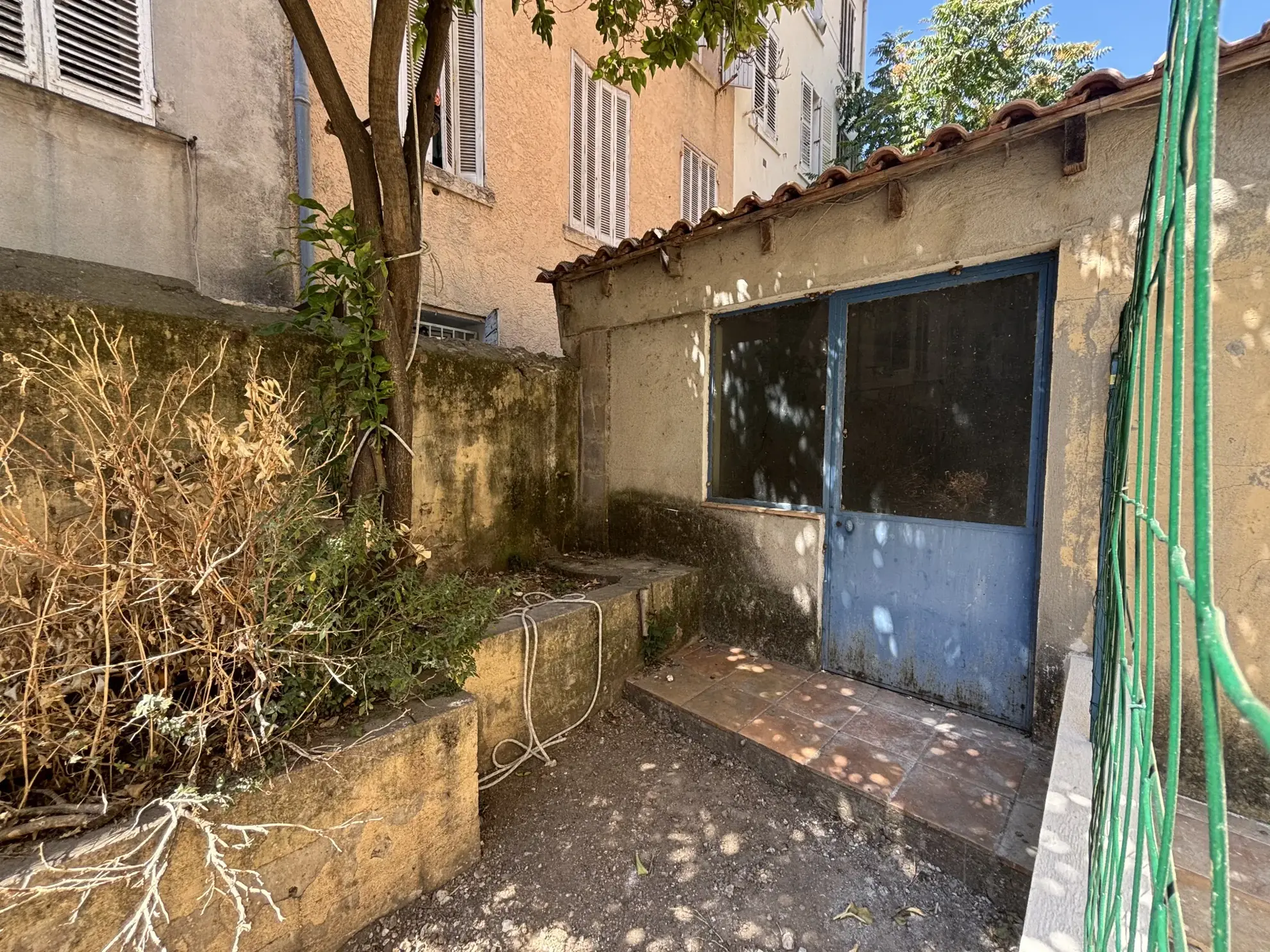 Appartement à Toulon Ouest avec jardin, potentiel de rénovation, proche St Roch 