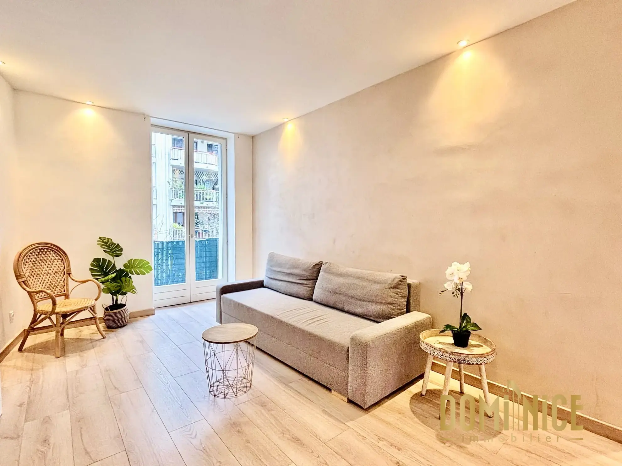 Charmant T2 meublé de 34 m² au Port de Nice avec balcons et excellente luminosité 