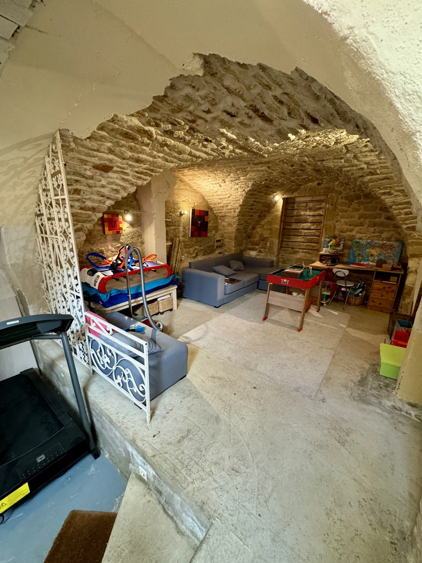 Maison de village calme à Aigues-vives avec terrasse et cheminée 