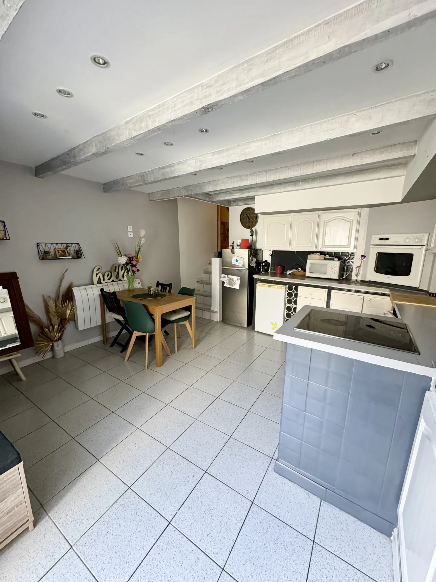 Maison de village calme à Aigues-vives avec terrasse et cheminée 