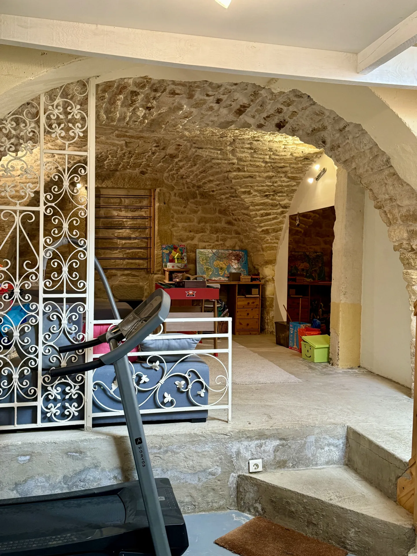 Maison de village calme à Aigues-vives avec terrasse et cheminée 