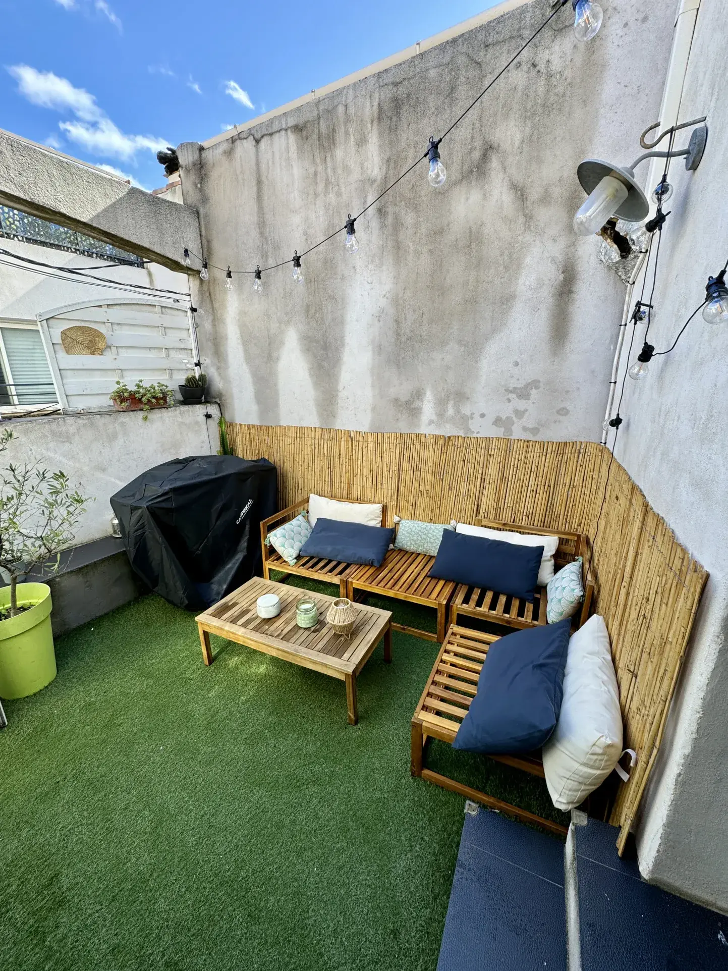 Maison de village calme à Aigues-vives avec terrasse et cheminée