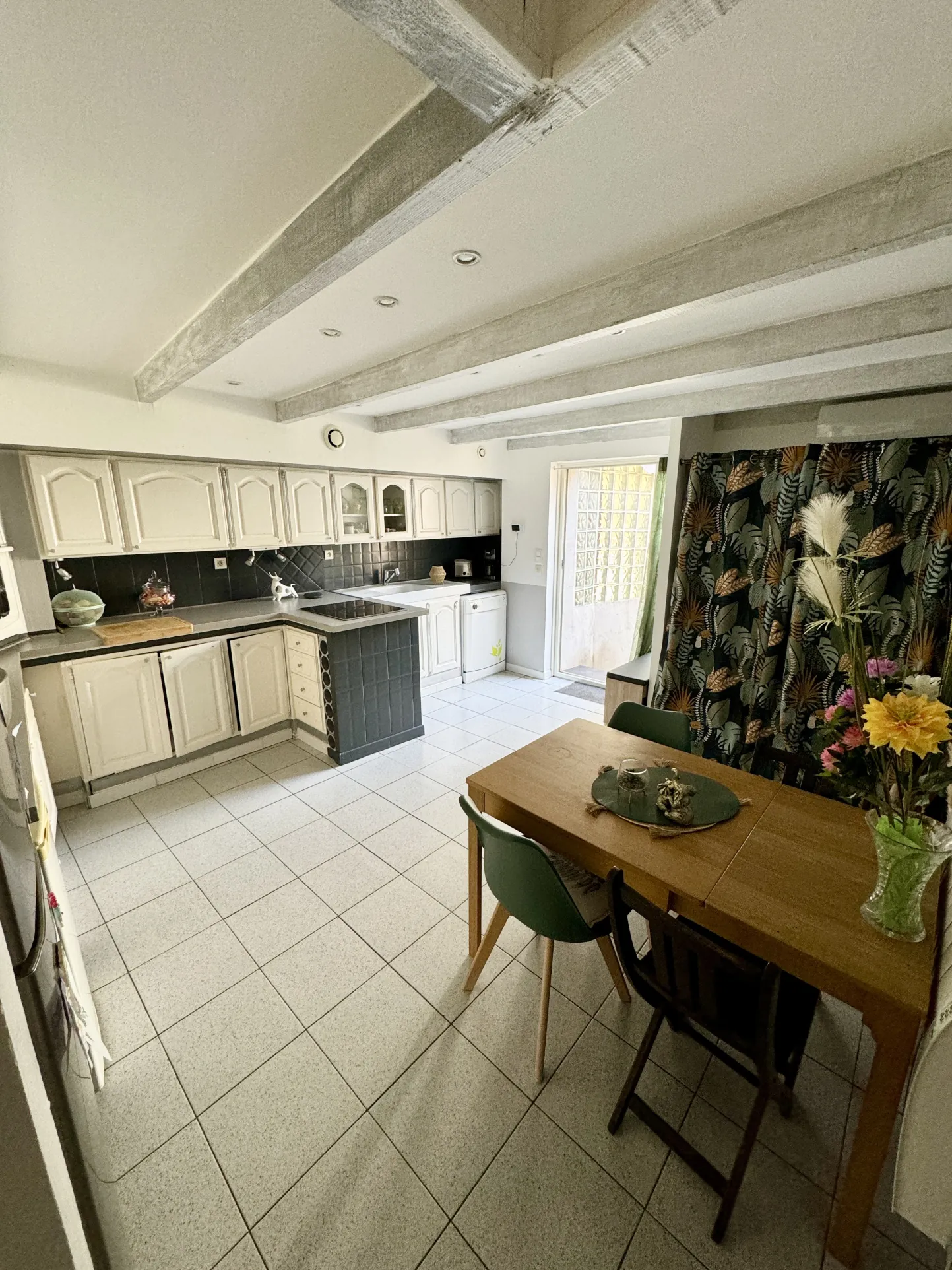 Maison de village calme à Aigues-vives avec terrasse et cheminée 