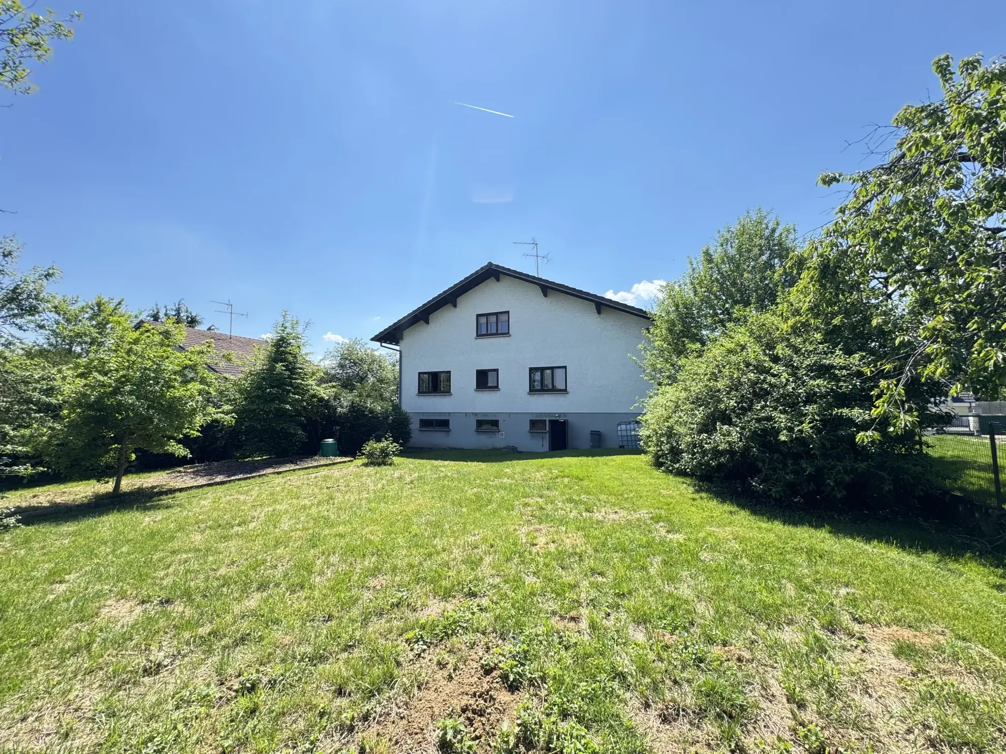 Maison familiale à Phaffans avec 7 chambres, terrain arboré et garage 