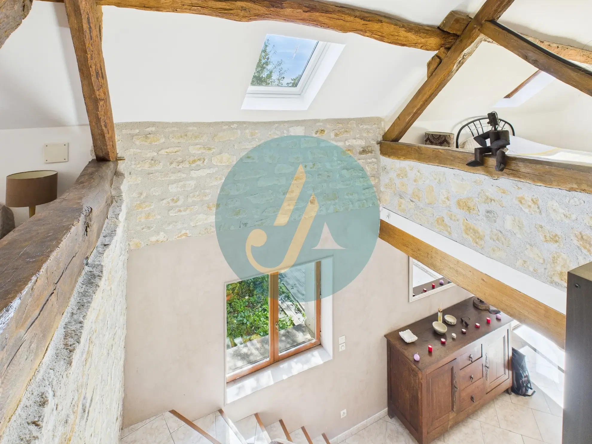 Magnifique longère rénovée avec dépendances à Perroy dans un environnement calme 