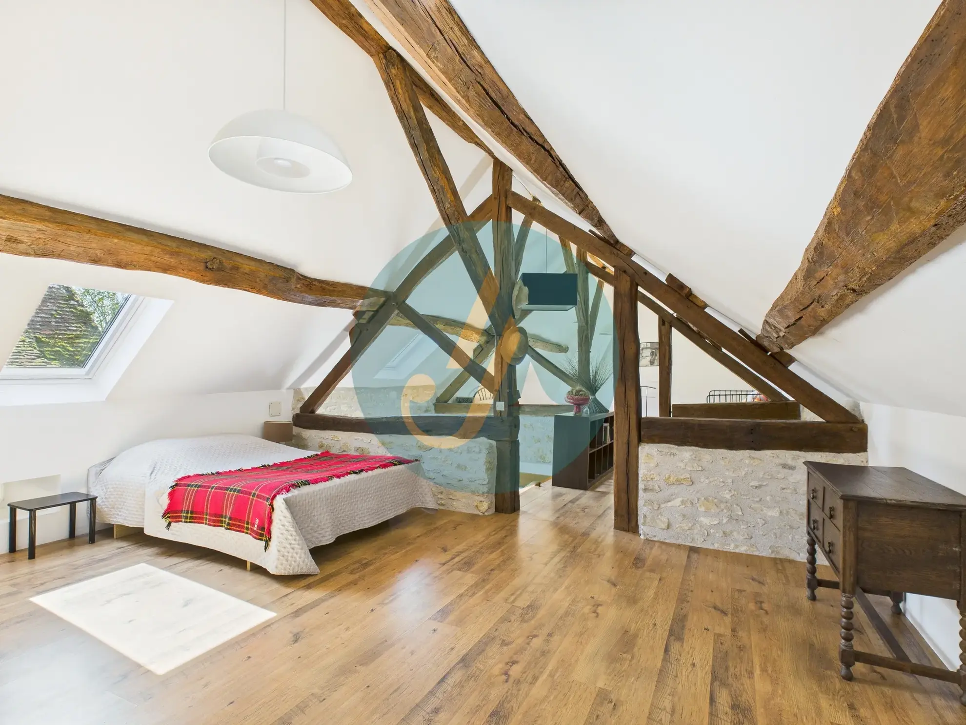 Magnifique longère rénovée avec dépendances à Perroy dans un environnement calme 