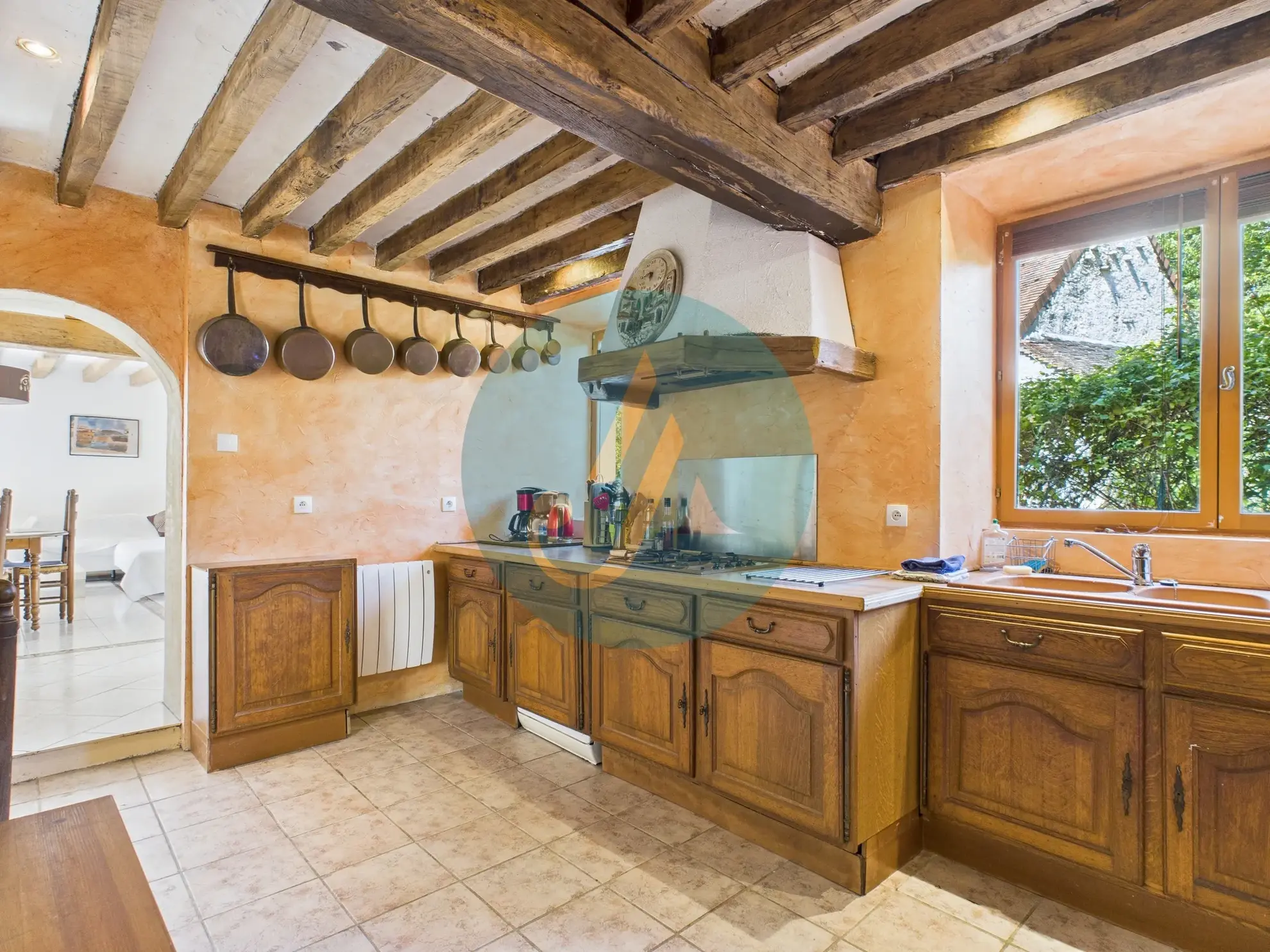 Magnifique longère rénovée avec dépendances à Perroy dans un environnement calme 