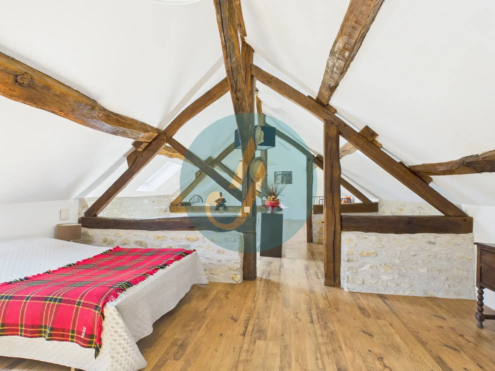 Magnifique longère rénovée avec dépendances à Perroy dans un environnement calme 